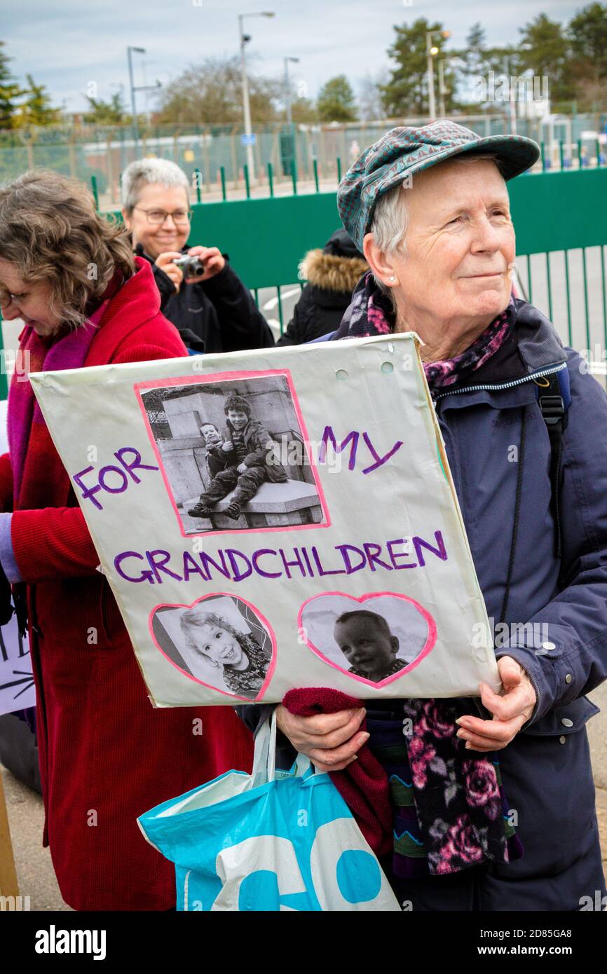 Aldermaston, Royaume-Uni, 1er avril 2018 :- les manifestants du CND se rassemblent devant la porte principale de l’AWE où sont fabriquées les ogives nucléaires britanniques, sur le Banque D'Images