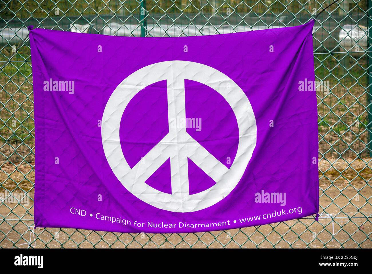 Aldermaston, Royaume-Uni, 1er avril 2018 :- les manifestants du CND se rassemblent devant la porte principale de l’AWE où sont fabriquées les ogives nucléaires britanniques, sur le Banque D'Images