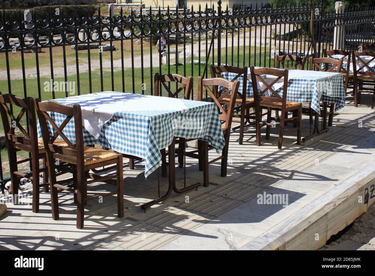 Grèce, Athènes, octobre 9 2020 - chaises et tables vides d'un restaurant traditionnel dans le quartier touristique de Plaka. Banque D'Images