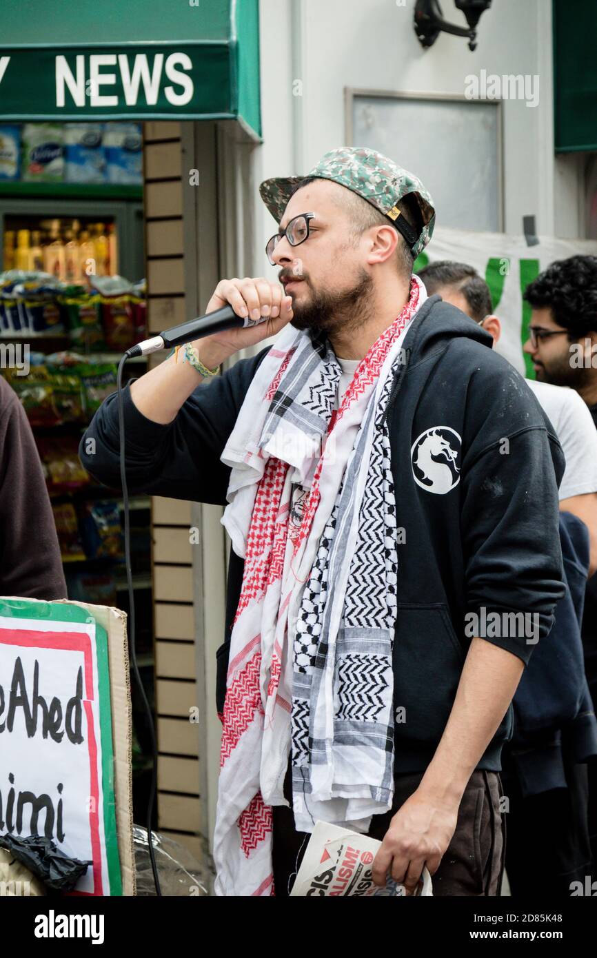 Londres, Royaume-Uni, 14 avril 2018 :- des manifestants se rassemblent le long de Kensington High Street, près de l'ambassade israélienne à Londres pour protester contre l'oc en cours Banque D'Images