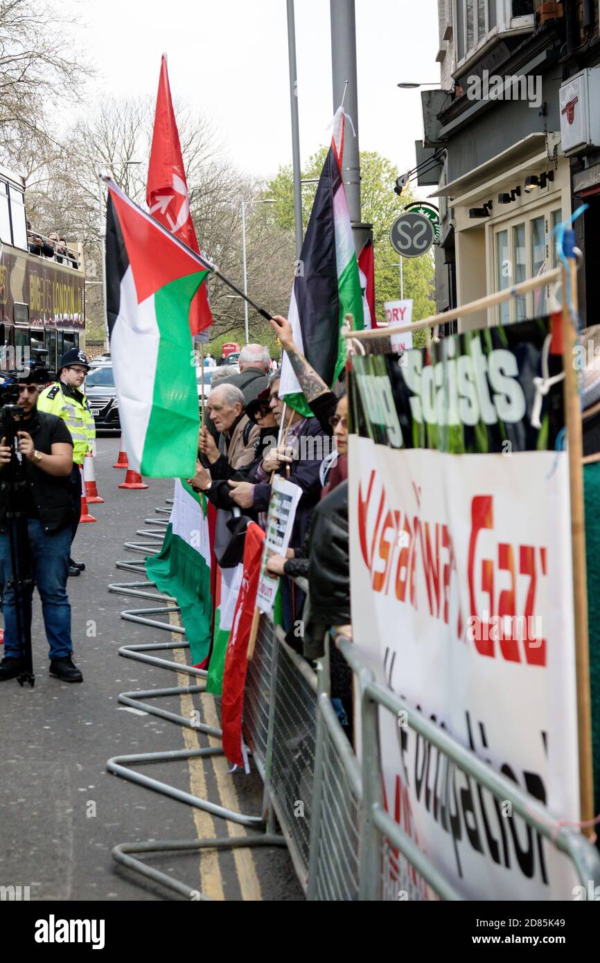 Londres, Royaume-Uni, 14 avril 2018 :- des manifestants se rassemblent le long de Kensington High Street, près de l'ambassade israélienne à Londres pour protester contre l'oc en cours Banque D'Images