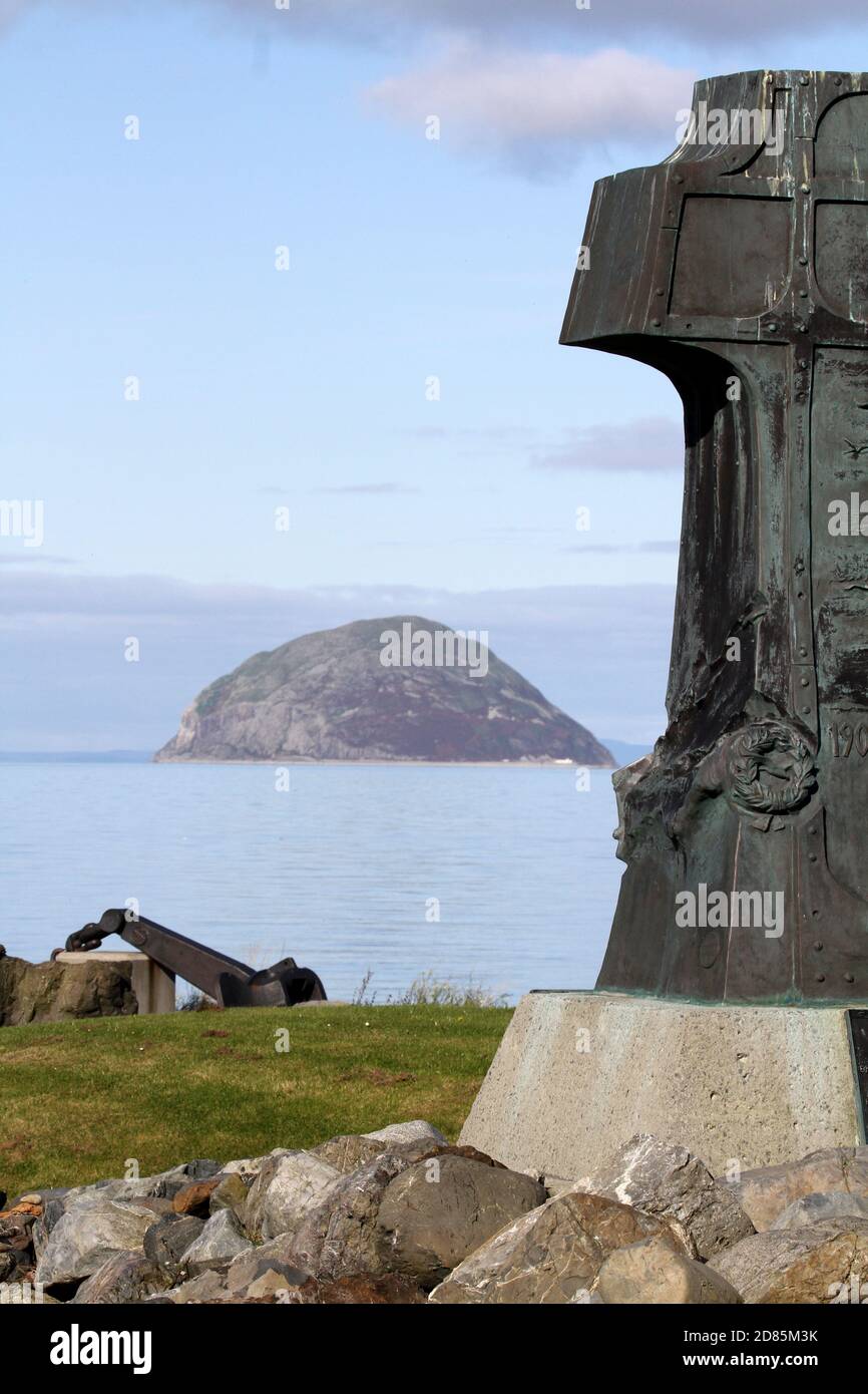 Lendalfoot, Ayrshire, Écosse. Ce remarquable mémorial du navire de guerre russe Varyag se trouve sur la côte d'Ayrshire, dans le village de Lendalfoot, à environ 6 miles au sud de Girvan. Varyag était un croiseur construit aux États-Unis pour la Marine russe impériale. Ayrshire, Écosse, Royaume-Uni Banque D'Images