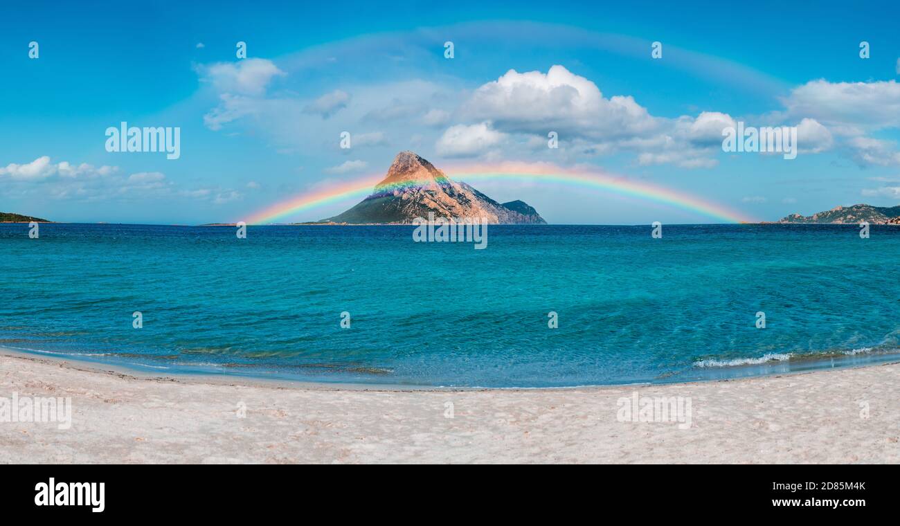 L'île de Tavolara arc-en-ciel en Sardaigne Italie Banque D'Images