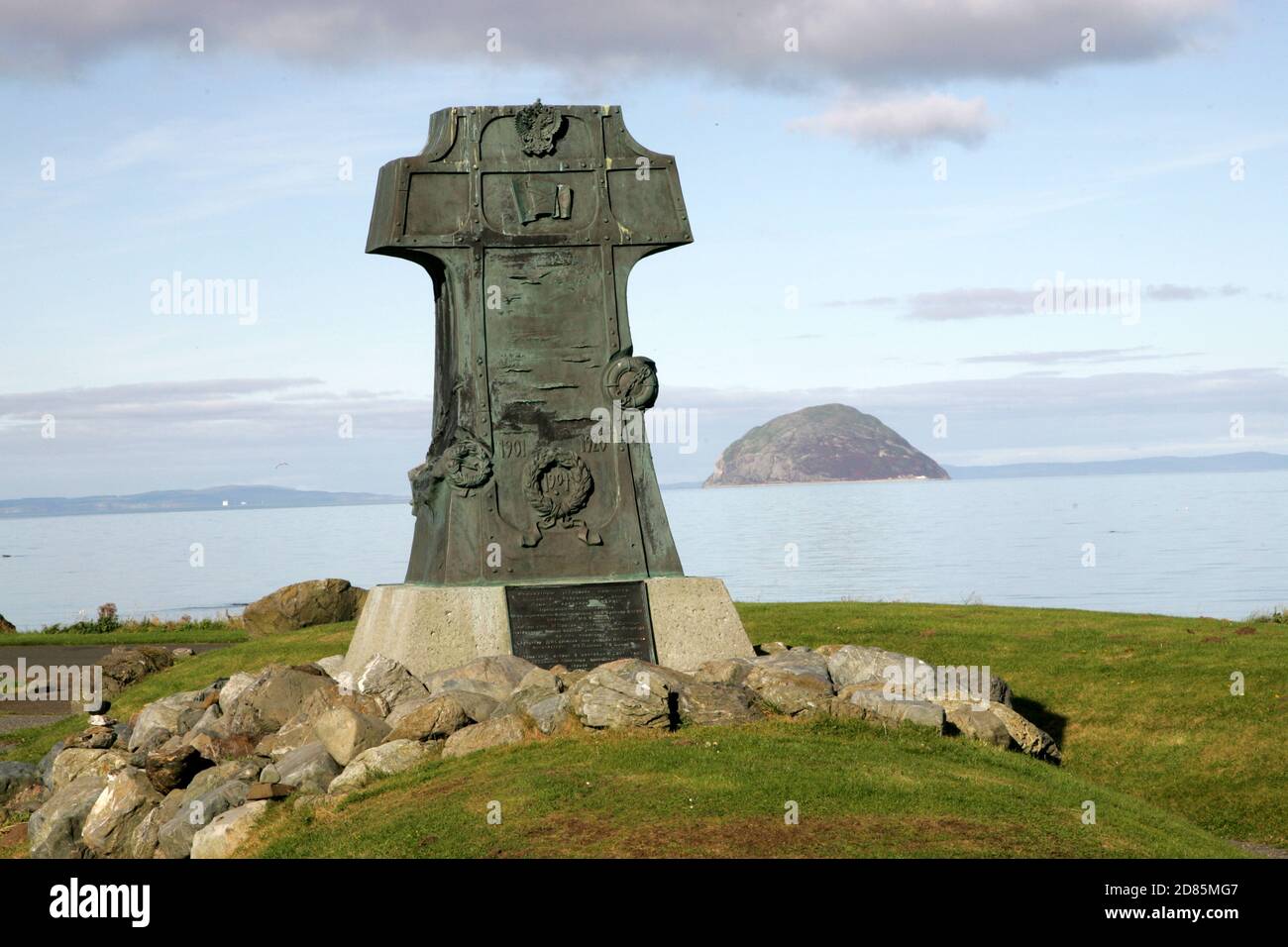 Lendalfoot, Ayrshire, Écosse. Ce remarquable mémorial du navire de guerre russe Varyag se trouve sur la côte d'Ayrshire, dans le village de Lendalfoot, à environ 6 miles au sud de Girvan. Varyag était un croiseur construit aux États-Unis pour la Marine russe impériale. Ayrshire, Écosse, Royaume-Uni Banque D'Images