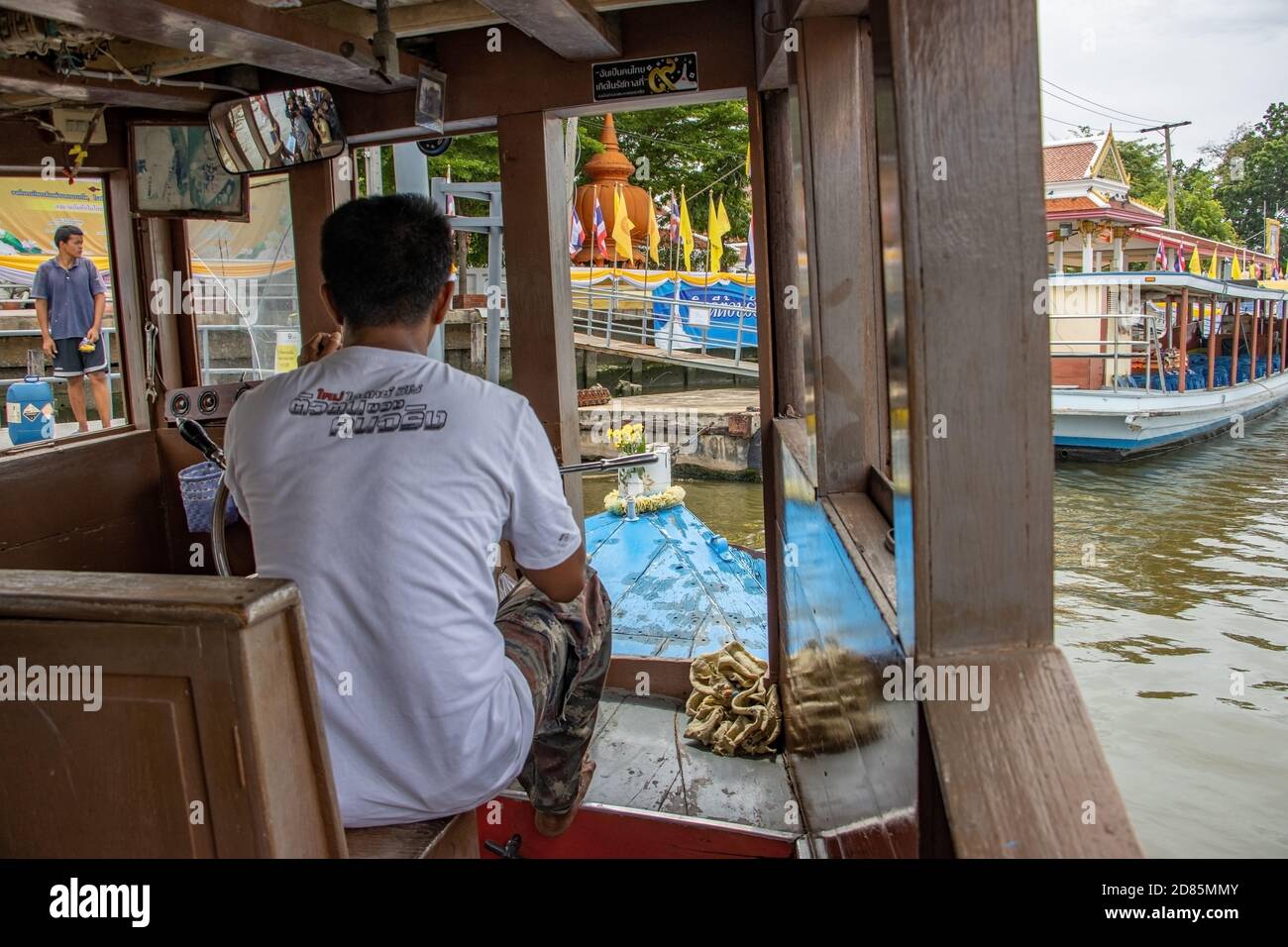 NONTHABURI, THAÏLANDE, JUL 12 2020, UN homme conduit un ferry à la jetée du port sur l'île de Ko Kret. Banque D'Images