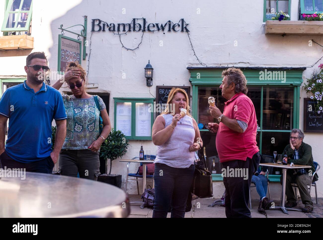 Les gens à l'extérieur du café avec des crèmes glacées, Whitby, Angleterre, Royaume-Uni Banque D'Images