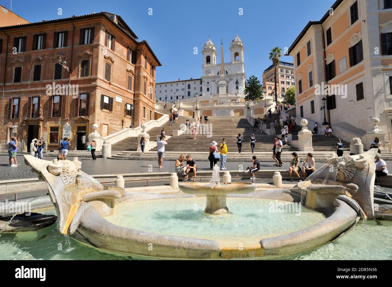 Italie, Rome, Piazza di Spagna, fontaine Barcacia et marches espagnoles Banque D'Images