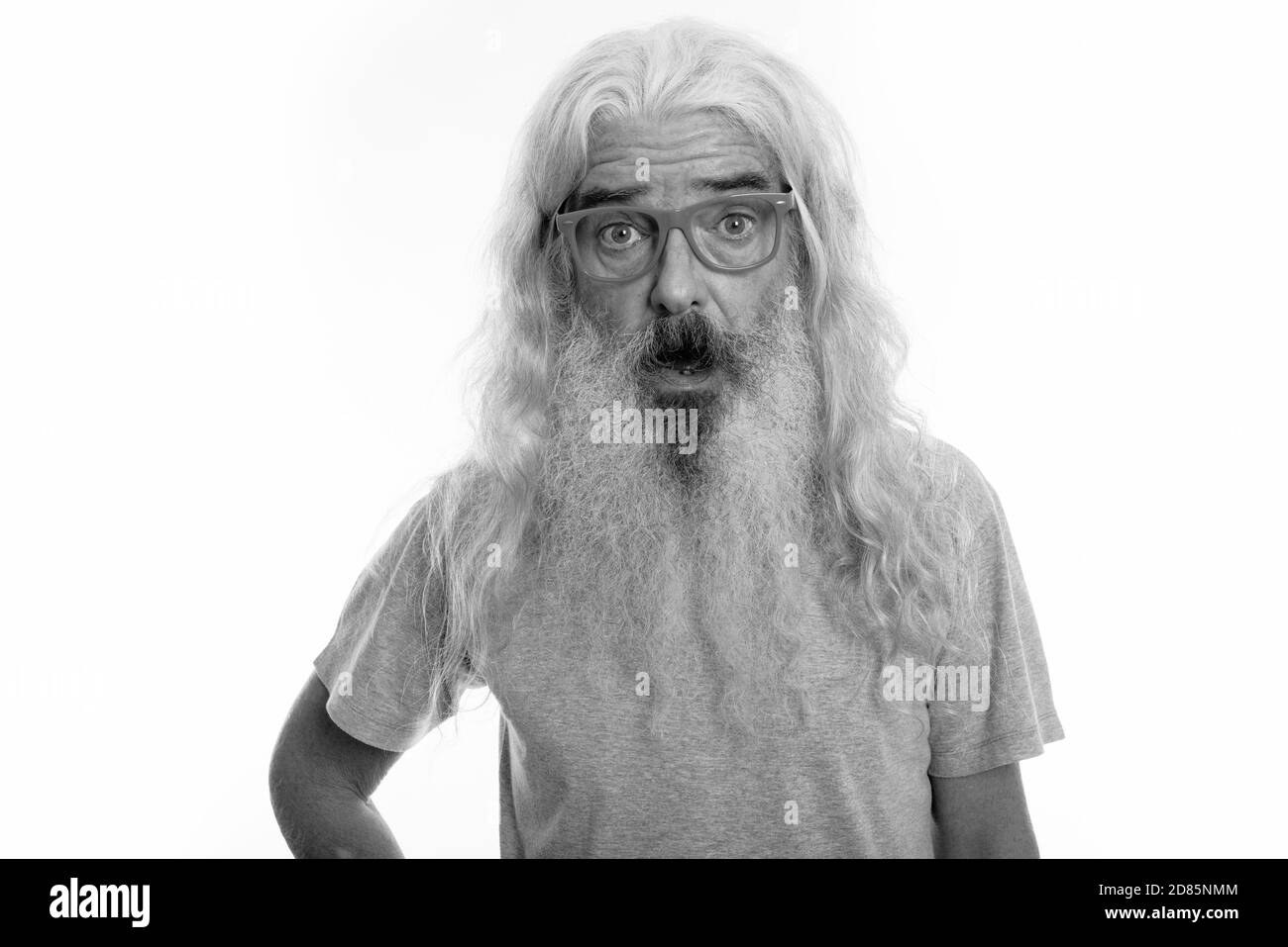 Close up of senior homme barbu à choqué tout en portant des lunettes Banque D'Images
