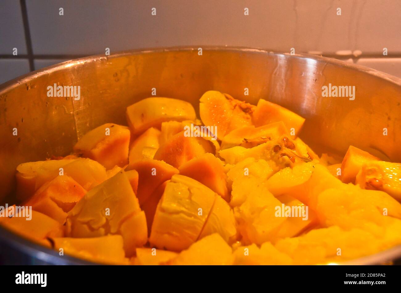 Des quinces mûres de jaune et d'orange dans un grand pot en acier de  qualité supérieure, un extracteur de jus, pour cuire un jus délicieux Photo  Stock - Alamy