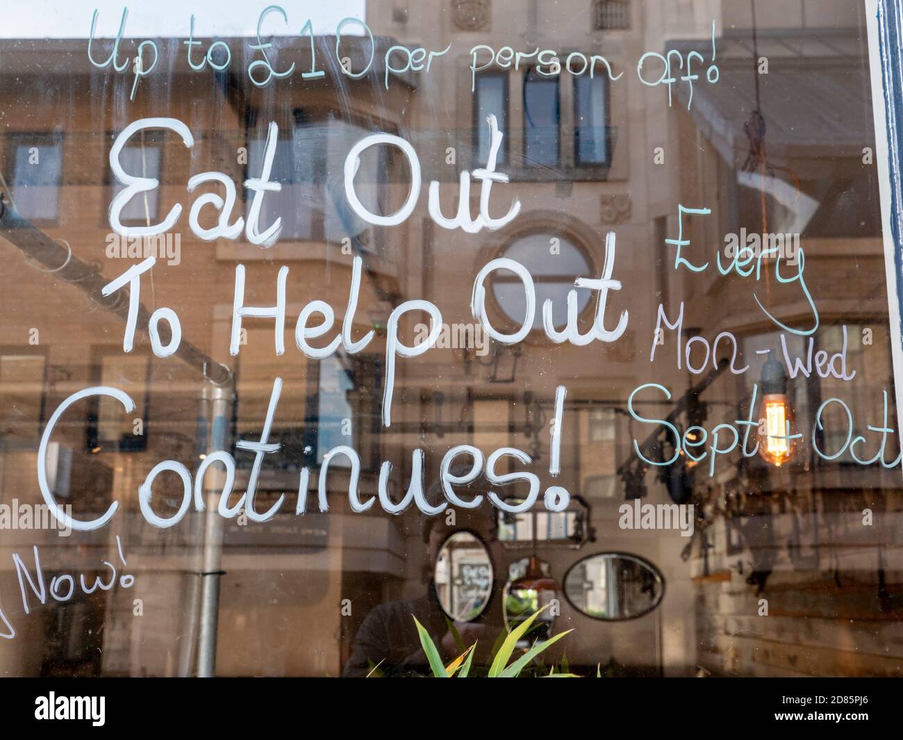 Un repas à l'extérieur pour vous aider signe sur un restaurant Fenêtre à Camrudge UK partie de la gelée économique pendant la pandémie de covid 19 ou de coronavirus en 2020 Banque D'Images