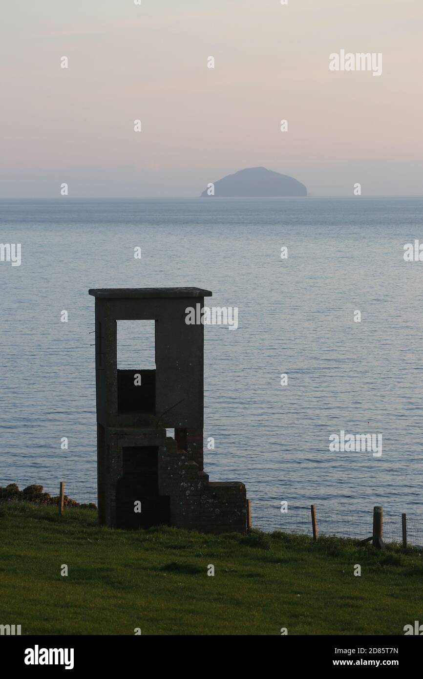 Croy, nr Ayr, Ayrshire, Écosse, Royaume-Uni . 25 août 2020 : UNE ancienne tour d'observation en béton et briques de la Seconde Guerre mondiale qui donne sur le Firth of Clyde Banque D'Images