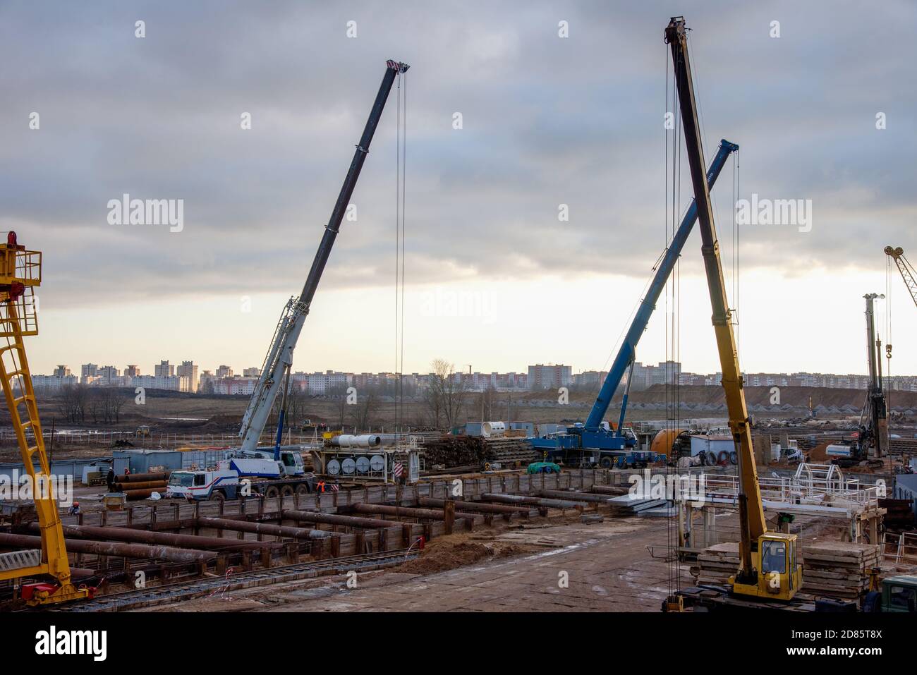 Grues automatiques mobiles travaillant sur le chantier. Creusant une fosse pour la construction d'un tunnel souterrain de la ligne de métro. Projet de construction du métro Banque D'Images