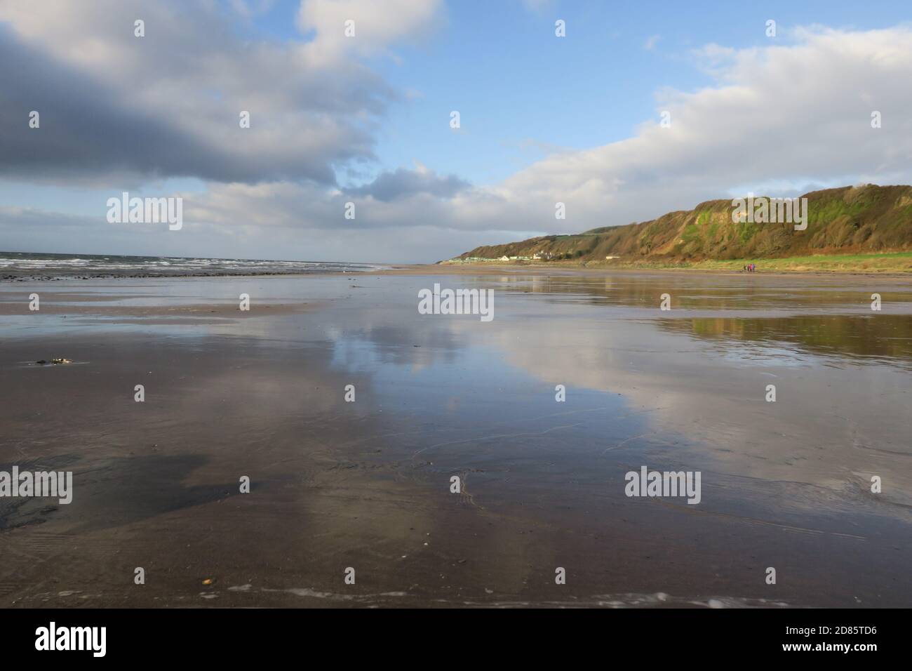 Croy Shore, Ayrshire, Écosse, Royaume-Uni. Le ciel et les nuages reflectt dans l'eau fixe sur le sable humide donnant un sentiment de paix et de tranquillité sur le rivage Banque D'Images