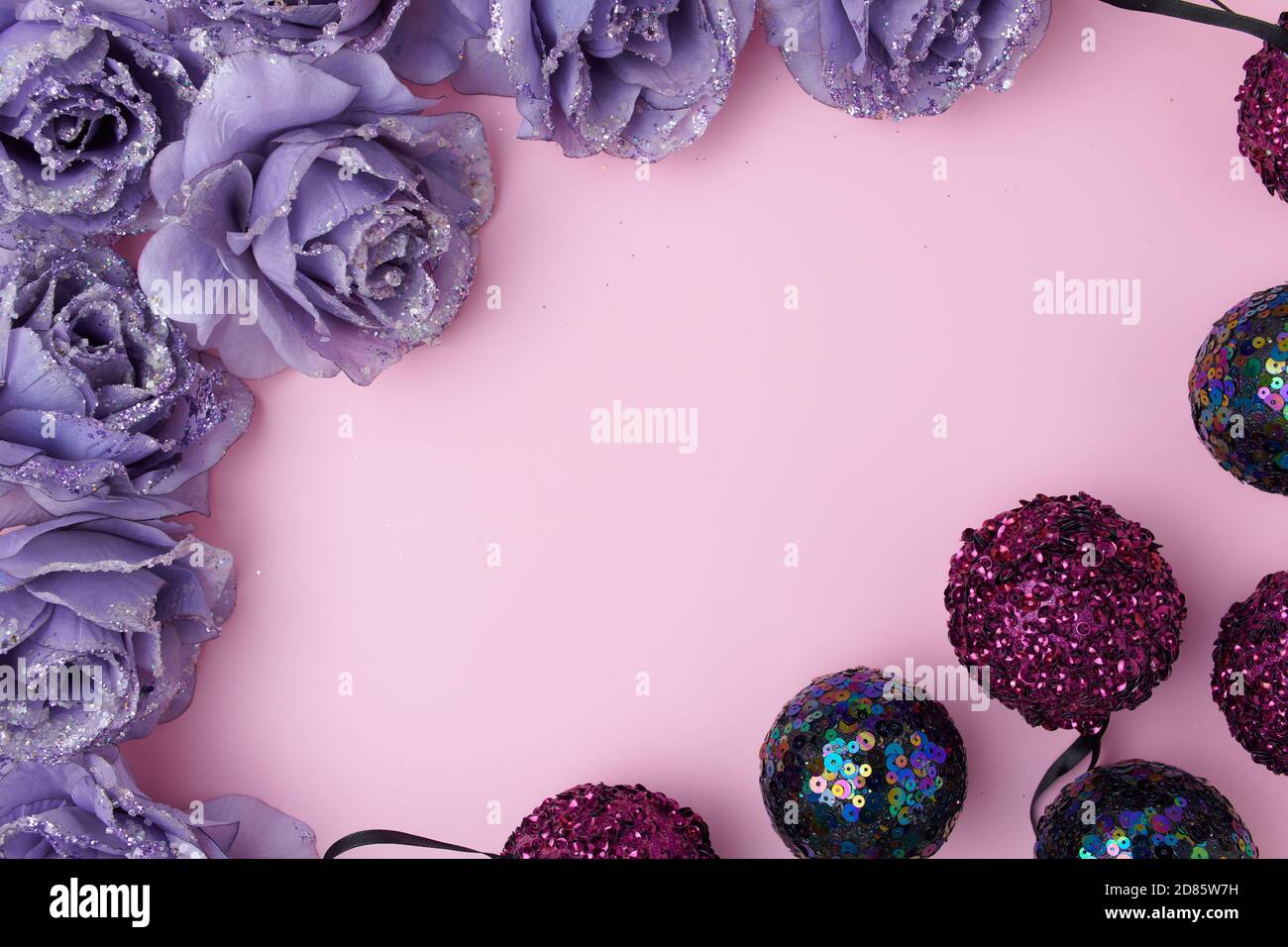 Joyeux Noël. flat Lay avec fleur artificielle décoration de noël et boules de noël sur fond rose. Banque D'Images