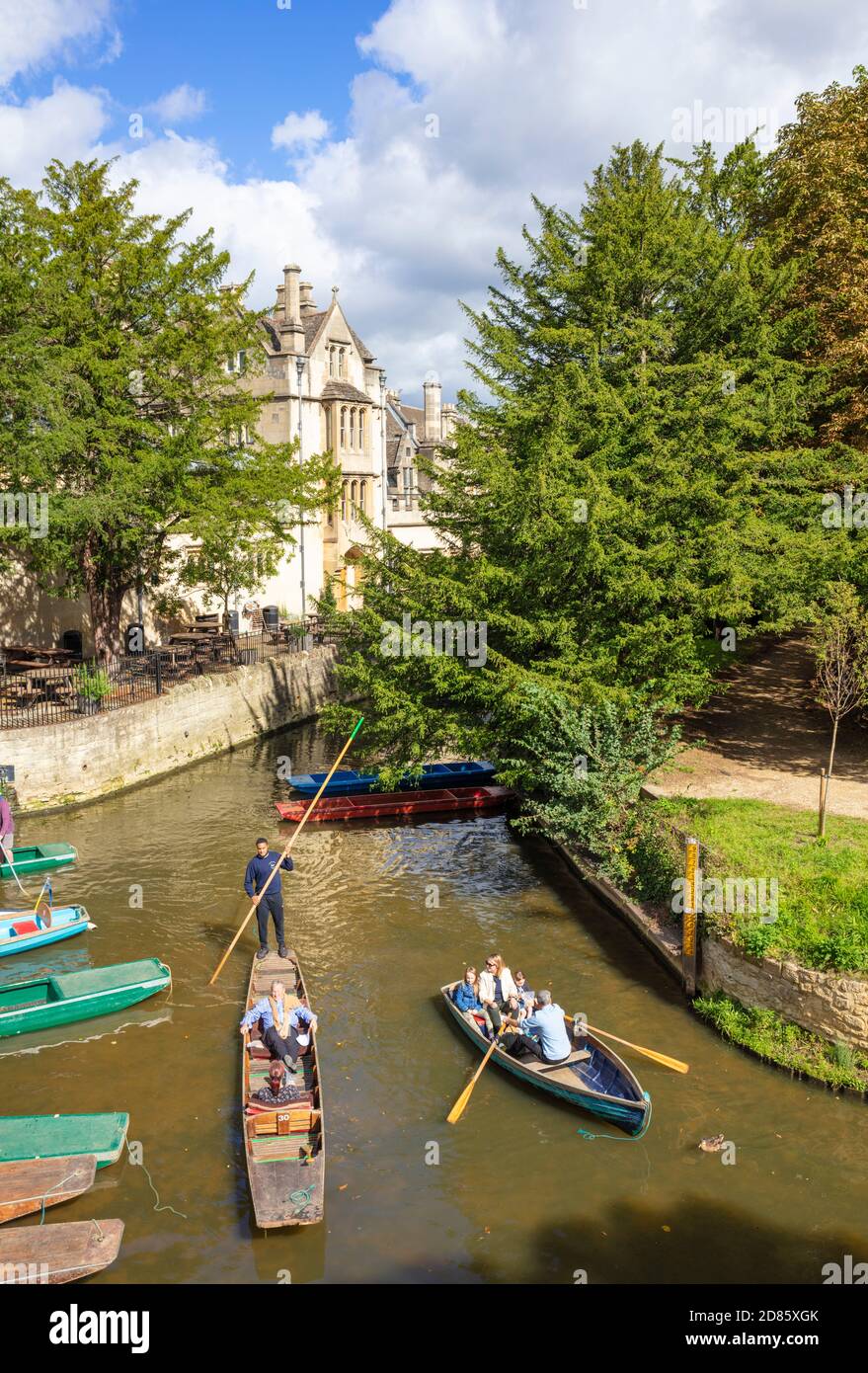 Les gens qui puntent sur des punts sont embauchés à Oxford punting Magdalen Bridge Boathouse Magdalen College sur la rivière Cherwell Oxford Oxfordshire Angleterre ROYAUME-UNI Banque D'Images