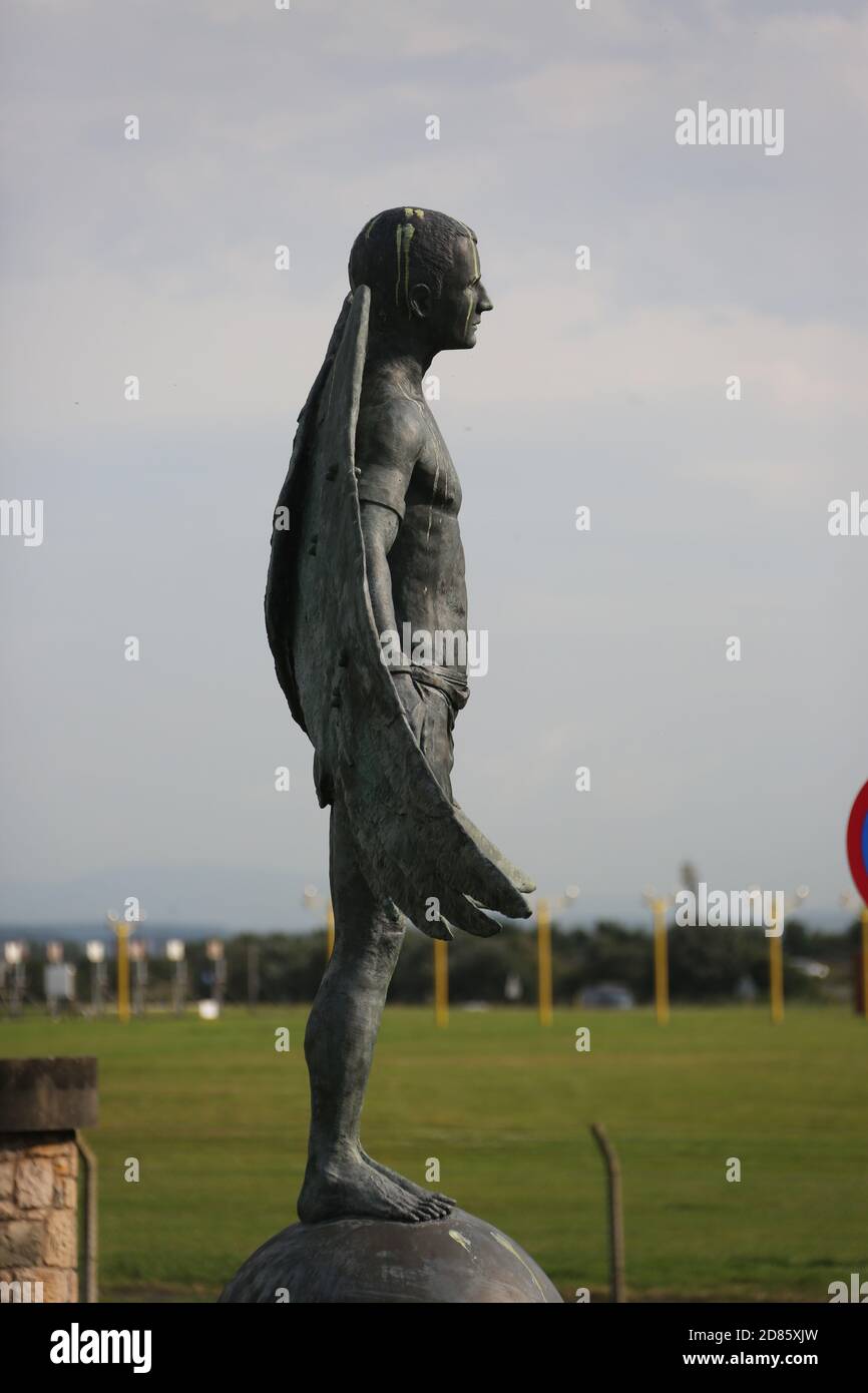 Prestwick , Ayrshire.Écosse, 30 juillet 2019 Statue d'Icarus à l'entrée de l'aéroport international Prestwick de Glasgow...La statue de la légende grecque de huit pieds de haut crédit : Alister Firth Banque D'Images