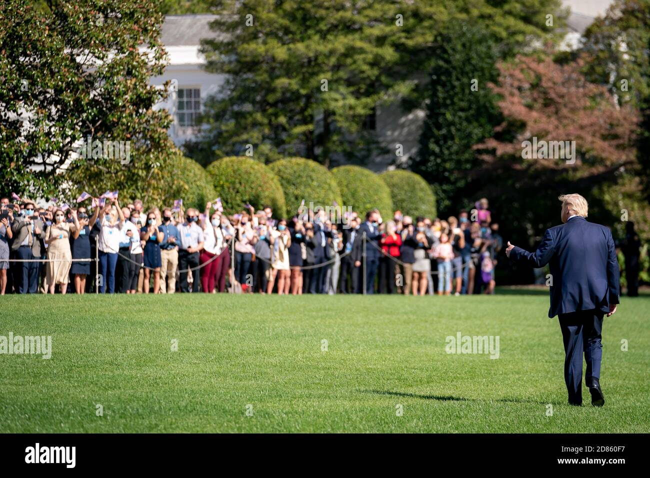 Le président américain Donald Trump donne un pouce au personnel et aux invités de la Maison-Blanche alors qu'il se promène dans la pelouse sud de la Maison-Blanche pour un départ en Floride le 23 octobre 2020 à Washington, DC. Banque D'Images