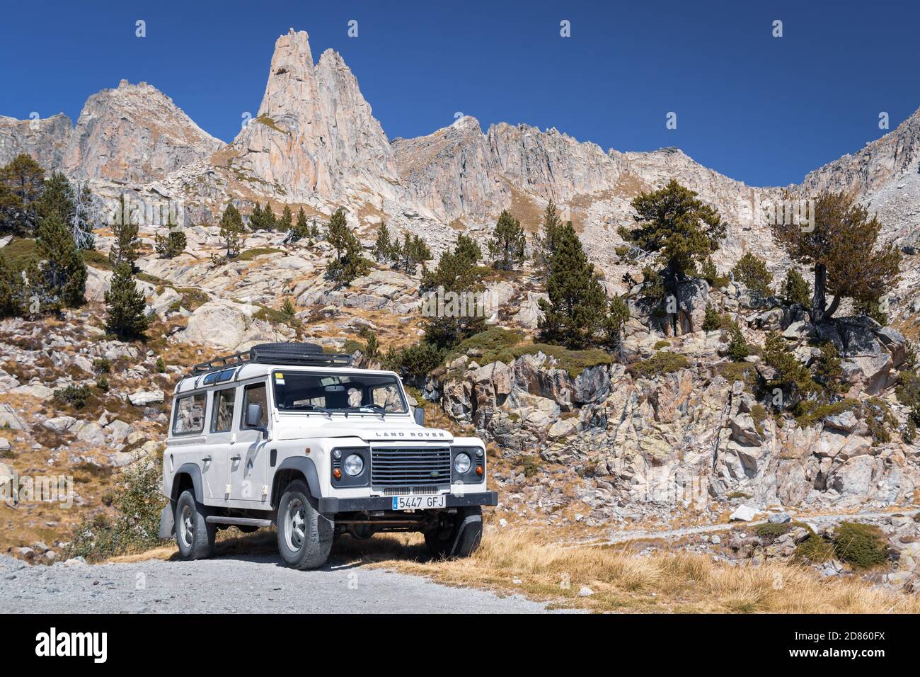 ESPOT, ESPAGNE-5 SEPTEMBRE 2020 : Land Rover Defender 110 Station wagon debout sur une route de montagne Banque D'Images