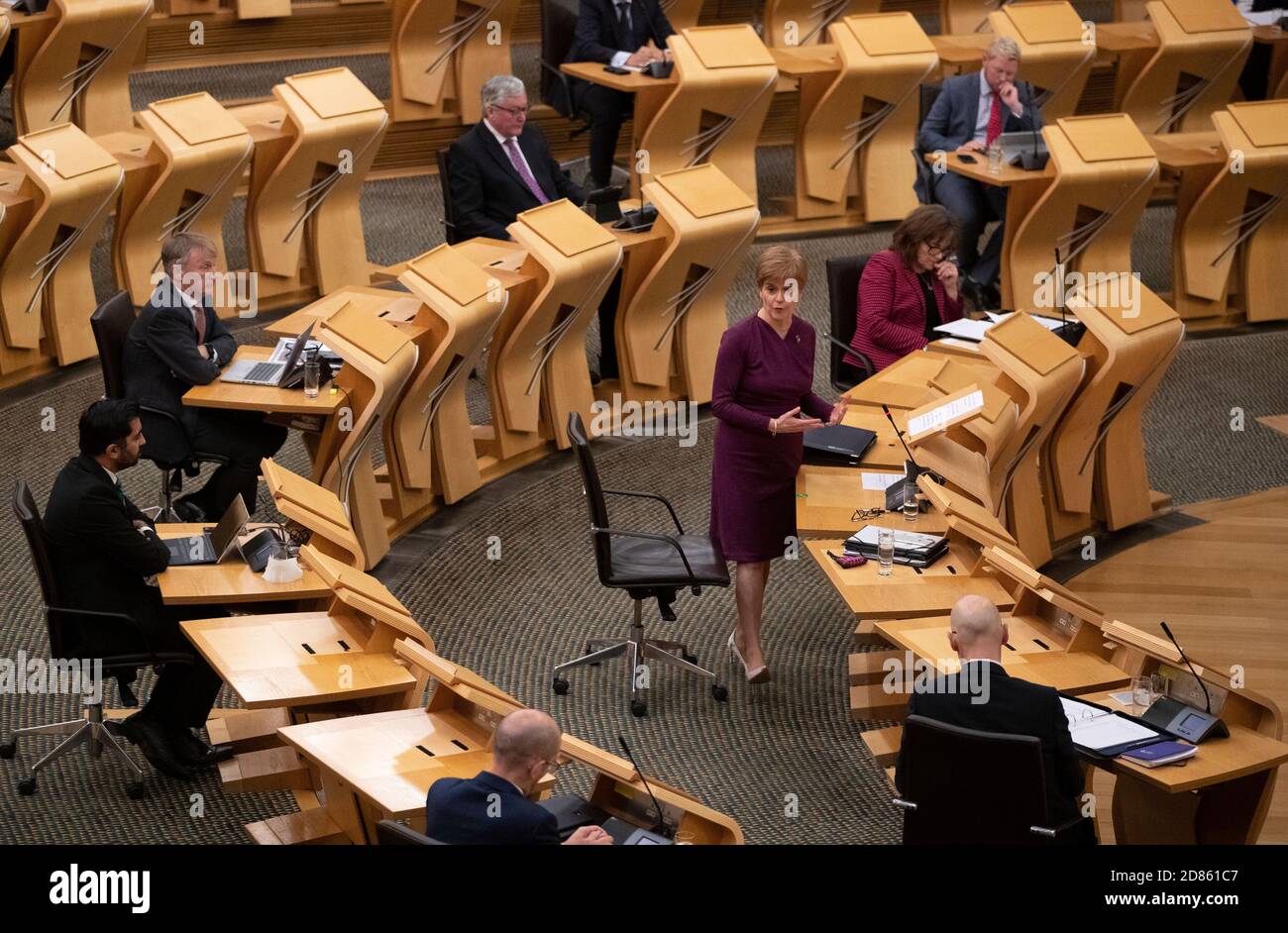 Le premier ministre Nicola Sturgeon au Parlement écossais de Holyrood à Édimbourg, a fait une déclaration décrivant le nouveau système écossais de restrictions locales Covid-19 à cinq niveaux. Banque D'Images