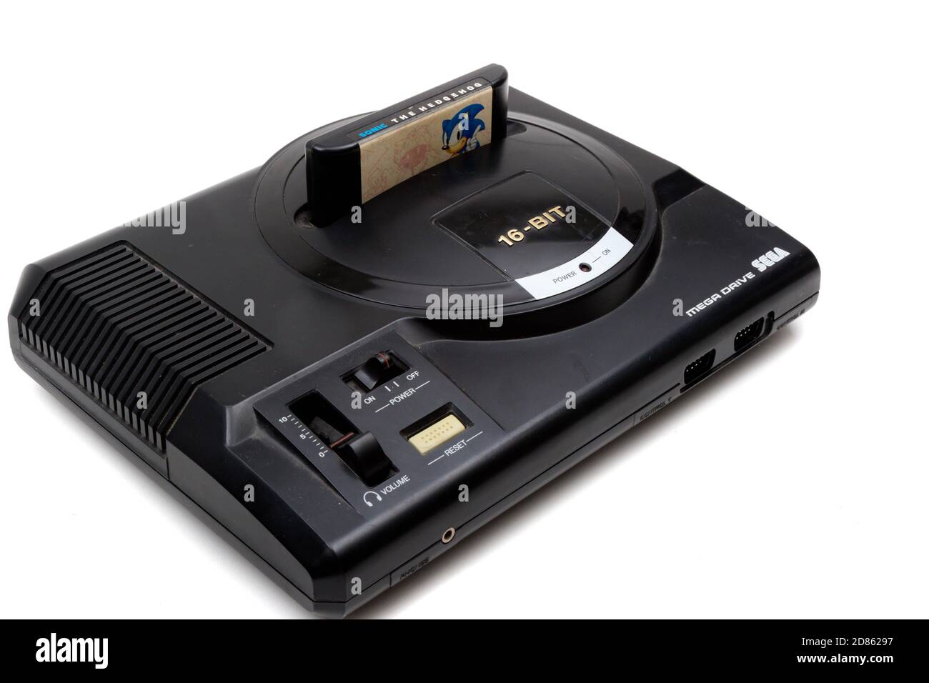 Londres, Royaume-Uni, 21 septembre 2020:- UNE console de jeu 16 bits Sega Mega Drive rétro avec Sonic The Hedgehog Game isolé sur un backgroun blanc Banque D'Images