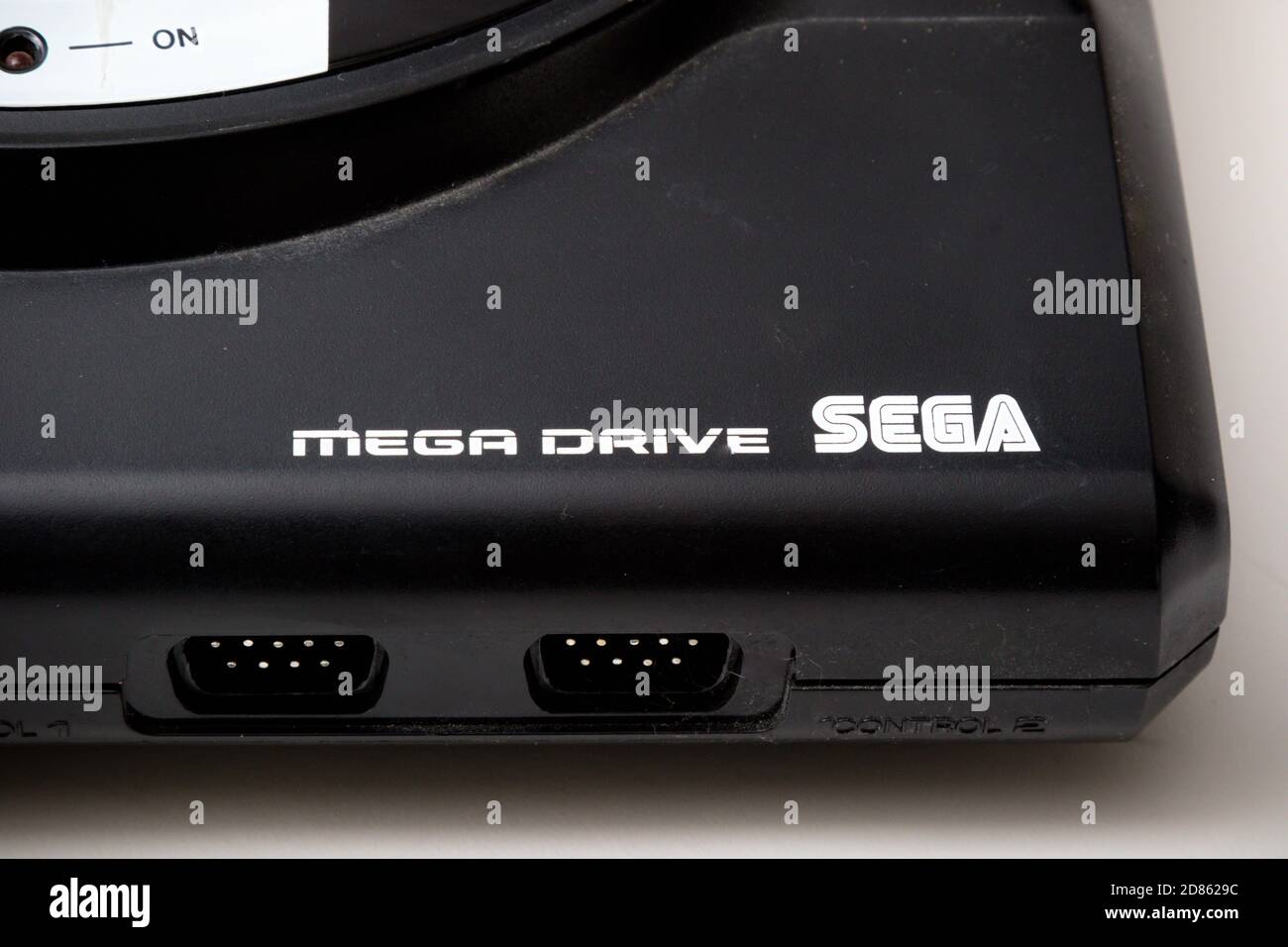 Londres, Royaume-Uni, 21 septembre 2020:- UNE console de jeu 16 bits Sega Mega Drive rétro isolée sur fond blanc Banque D'Images