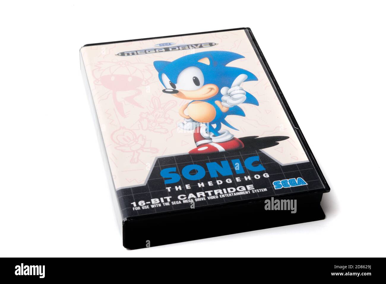 Londres, Royaume-Uni, 21 septembre 2020:- UNE cartouche de console de jeu 16 bits Sega Mega Drive rétro pour Sonic le hérisson isolé sur un bac blanc Banque D'Images