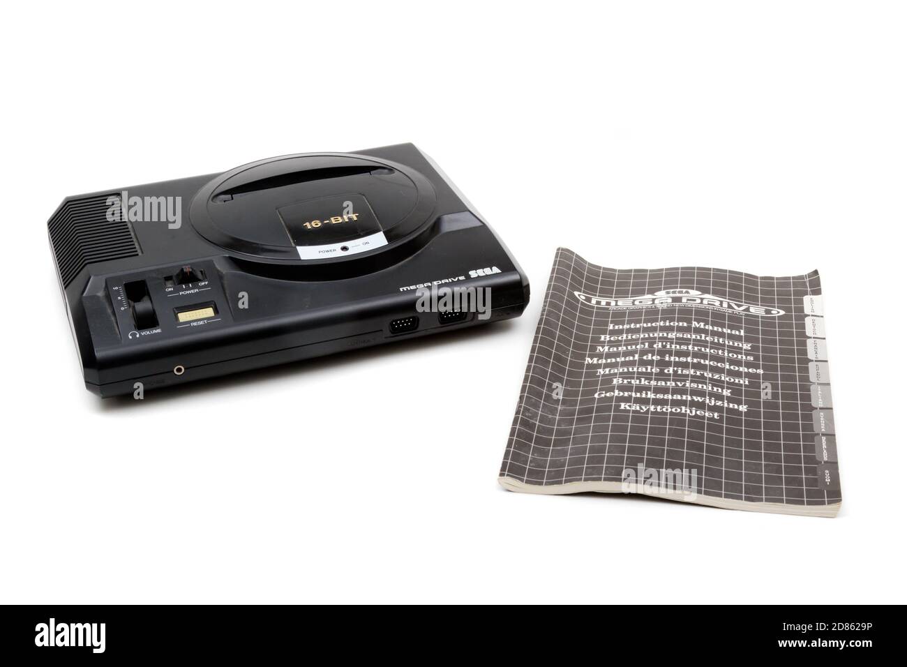 Londres, Royaume-Uni, 21 septembre 2020:- UNE console de jeu 16 bits Sega Mega Drive rétro et un manuel isolé sur fond blanc Banque D'Images