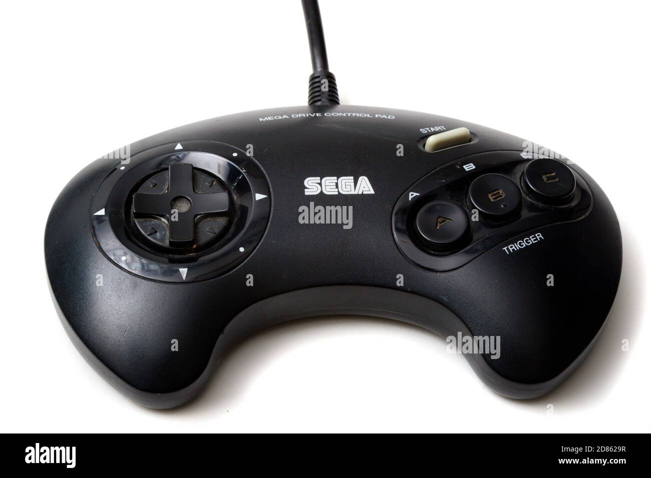 Londres, Royaume-Uni, 21 septembre 2020 :- UNE console de jeu 16 bits Sega Mega Drive rétro isolée sur fond blanc Banque D'Images