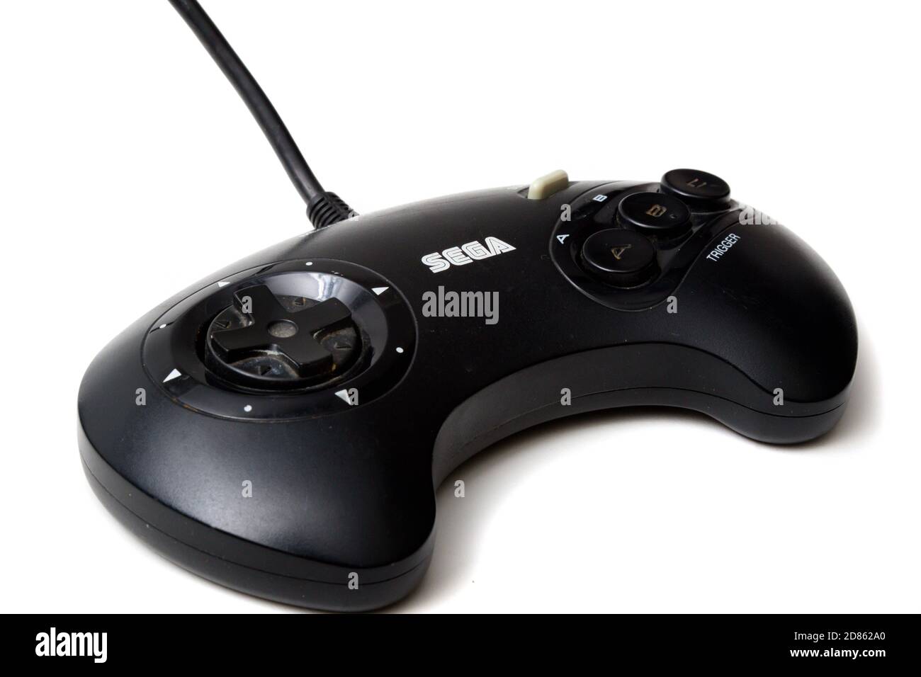 Londres, Royaume-Uni, 21 septembre 2020 :- UNE console de jeu 16 bits Sega Mega Drive rétro isolée sur fond blanc Banque D'Images