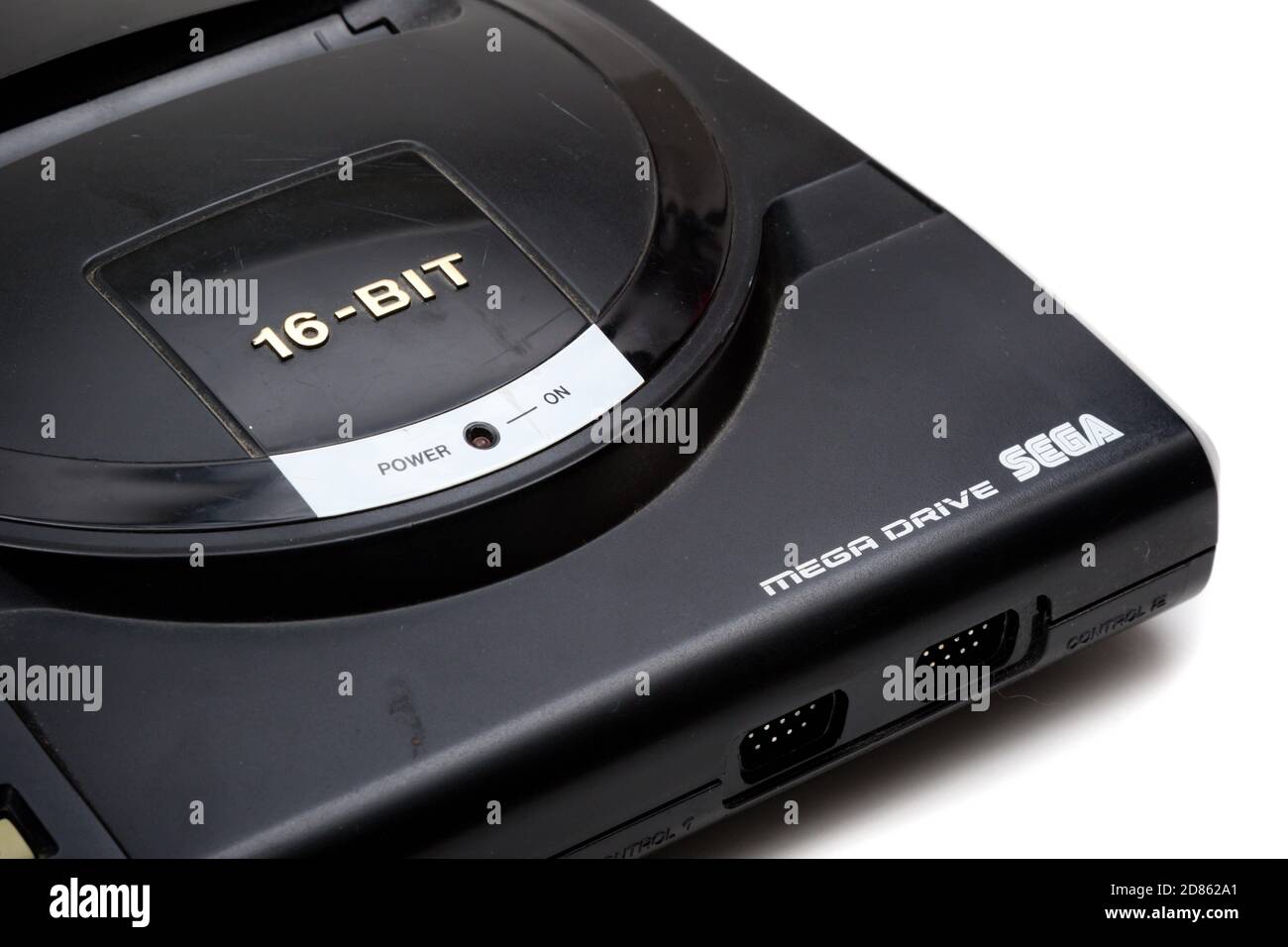 Londres, Royaume-Uni, 21 septembre 2020:- UNE console de jeu 16 bits Sega Mega Drive rétro isolée sur fond blanc Banque D'Images