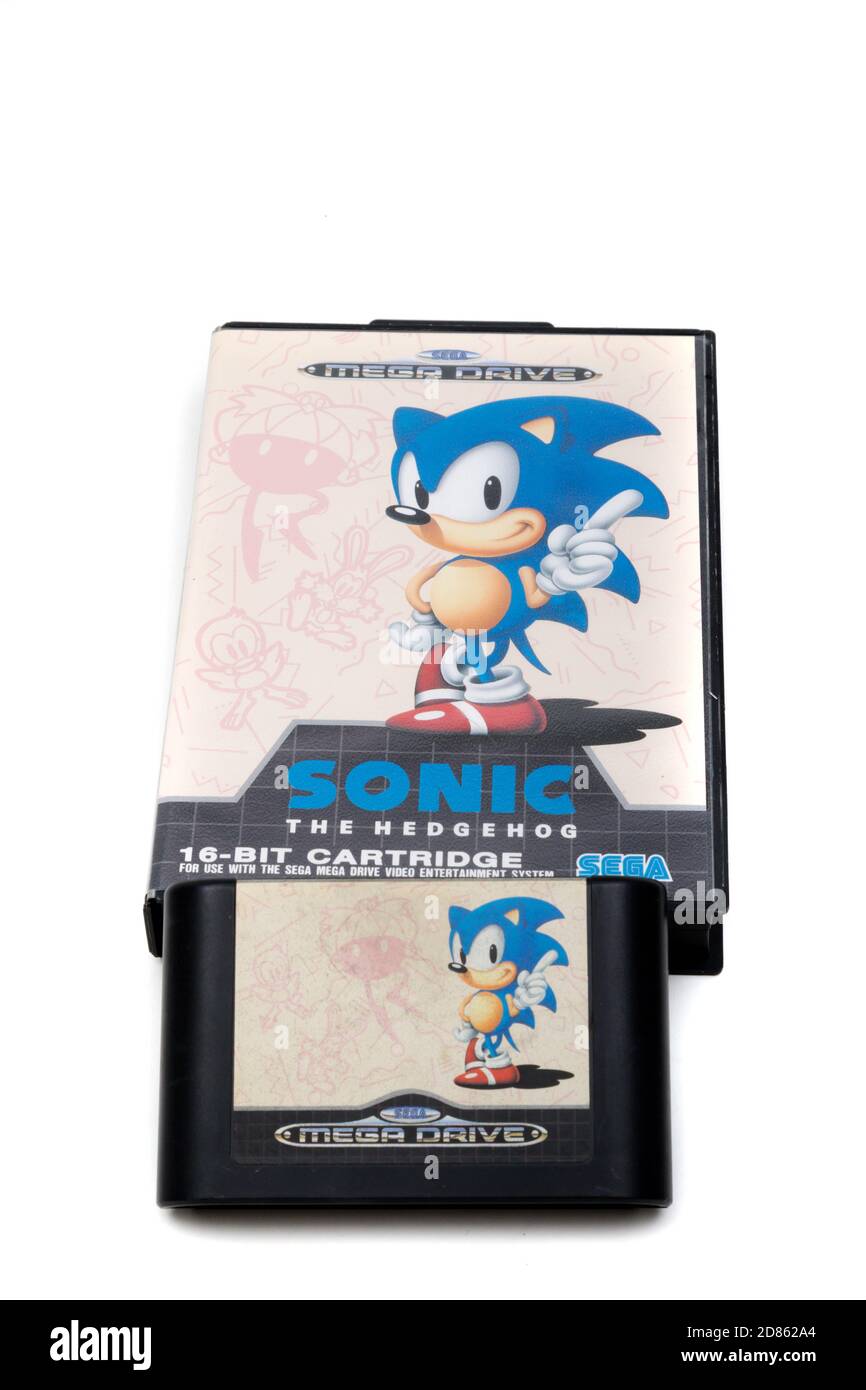 Londres, Royaume-Uni, 21 septembre 2020:- UNE cartouche de console de jeu 16 bits Sega Mega Drive rétro pour Sonic le hérisson isolé sur un bac blanc Banque D'Images