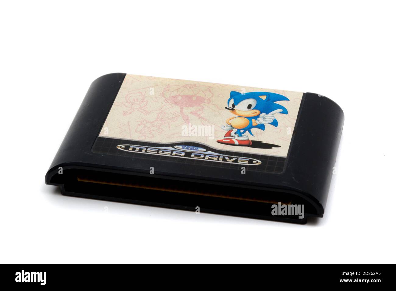 Londres, Royaume-Uni, 21 septembre 2020:- UNE cartouche de console de jeu 16 bits Sega Mega Drive rétro pour Sonic le hérisson isolé sur un bac blanc Banque D'Images