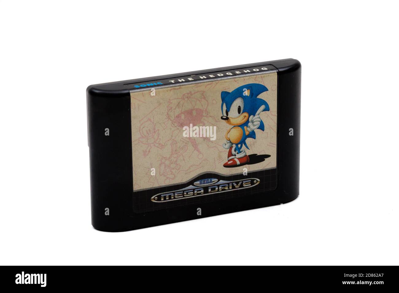 Londres, Royaume-Uni, 21 septembre 2020:- UNE cartouche de console de jeu 16 bits Sega Mega Drive rétro pour Sonic le hérisson isolé sur un bac blanc Banque D'Images