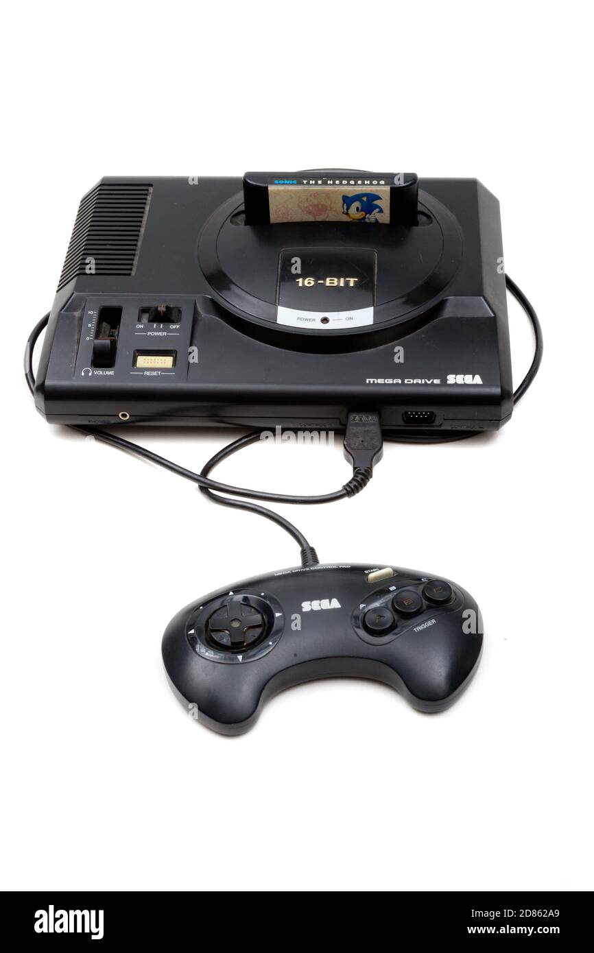 Londres, Royaume-Uni, 21 septembre 2020:- UNE console de jeu 16 bits Sega Mega Drive rétro avec contrôleur et Sonic le jeu Hedgehog isolé sur un Banque D'Images