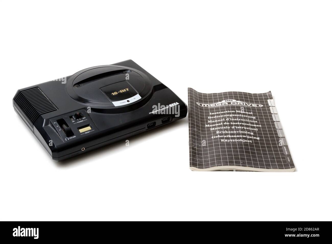 Londres, Royaume-Uni, 21 septembre 2020:- UNE console de jeu 16 bits Sega Mega Drive rétro et un manuel isolé sur fond blanc Banque D'Images