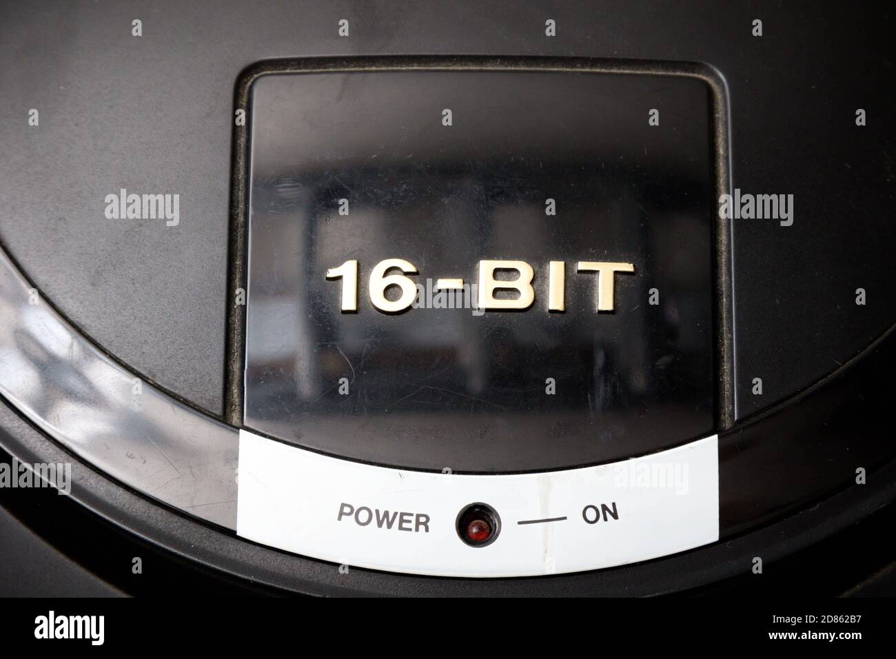 Londres, Royaume-Uni, 21 septembre 2020:- UNE console de jeu 16 bits Sega Mega Drive rétro isolée sur fond blanc Banque D'Images