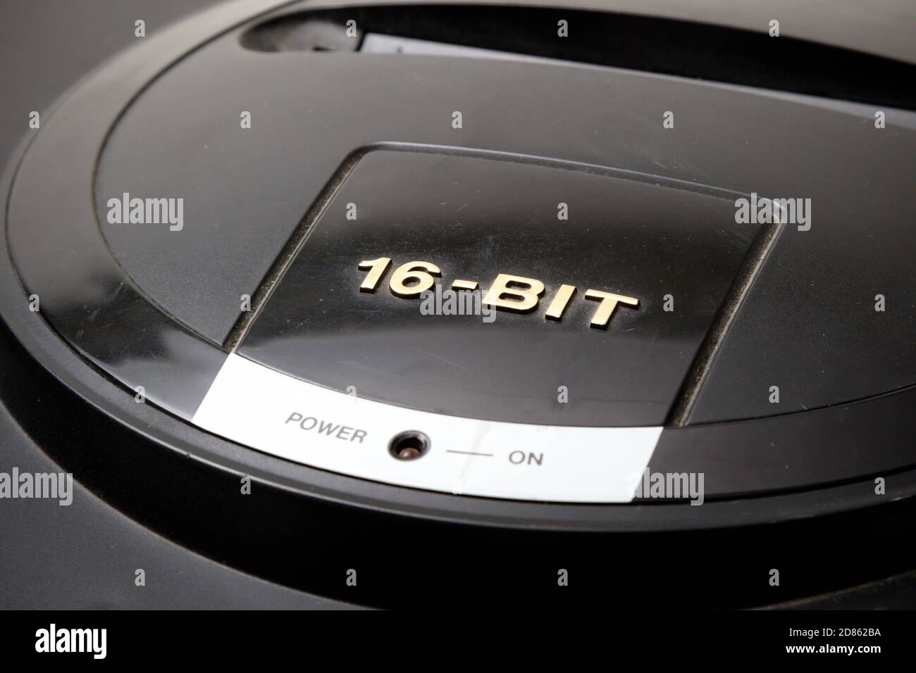 Londres, Royaume-Uni, 21 septembre 2020:- UNE console de jeu 16 bits Sega Mega Drive rétro isolée sur fond blanc Banque D'Images