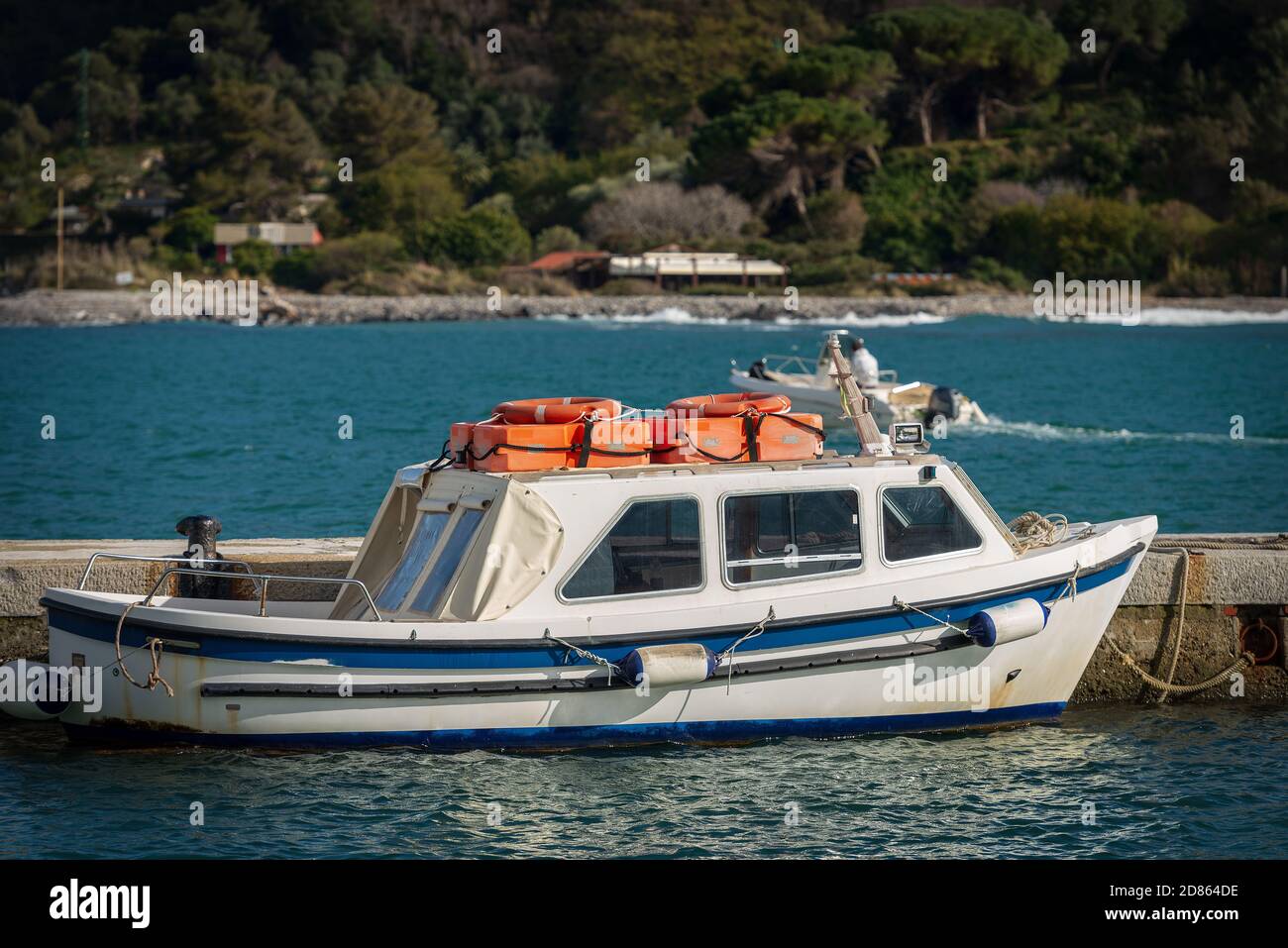 Petit bateau à moteur blanc et bleu avec ceintures de sauvetage orange sur  le dessus, amarré dans le port de Portovenere ou Porto Venere. La Spezia,  Ligurie, Italie, Europe Photo Stock -