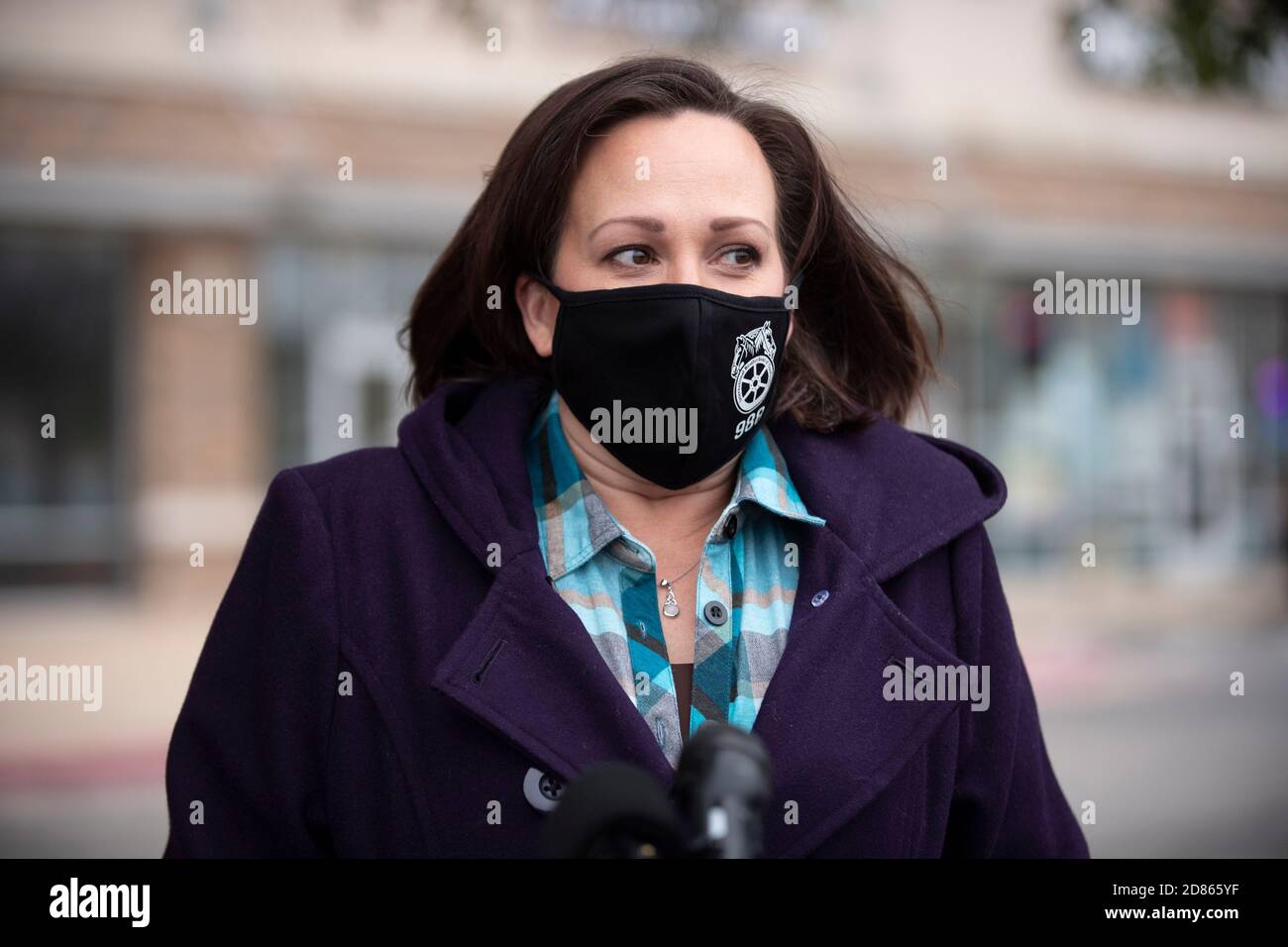 Round Rock, Texas, États-Unis. 27 octobre 2020. MJ Hegar, candidate démocrate au Sénat américain, parle à la presse avant de procéder à un vote précoce dans sa ville natale de Round Rock, au Texas, un mardi froid. Hegar, un ancien pilote d'hélicoptère décoré de l'Armée de terre, conteste le sénateur républicain américain à trois mandats John Cornyn. Crédit : Bob Daemmrich/Alay Live News Banque D'Images