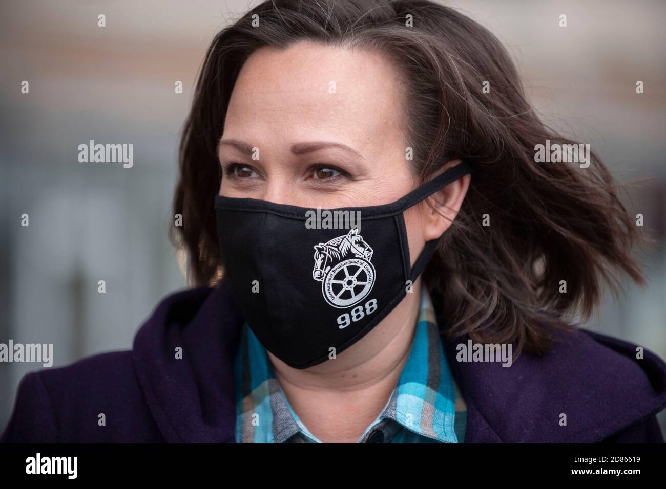 Round Rock, Texas, États-Unis. 27 octobre 2020. MJ Hegar, candidate démocrate au Sénat américain, parle à la presse avant de procéder à un vote précoce dans sa ville natale de Round Rock, au Texas, un mardi froid. Hegar, un ancien pilote d'hélicoptère décoré de l'Armée de terre, conteste le sénateur républicain américain à trois mandats John Cornyn. Crédit : Bob Daemmrich/Alay Live News Banque D'Images