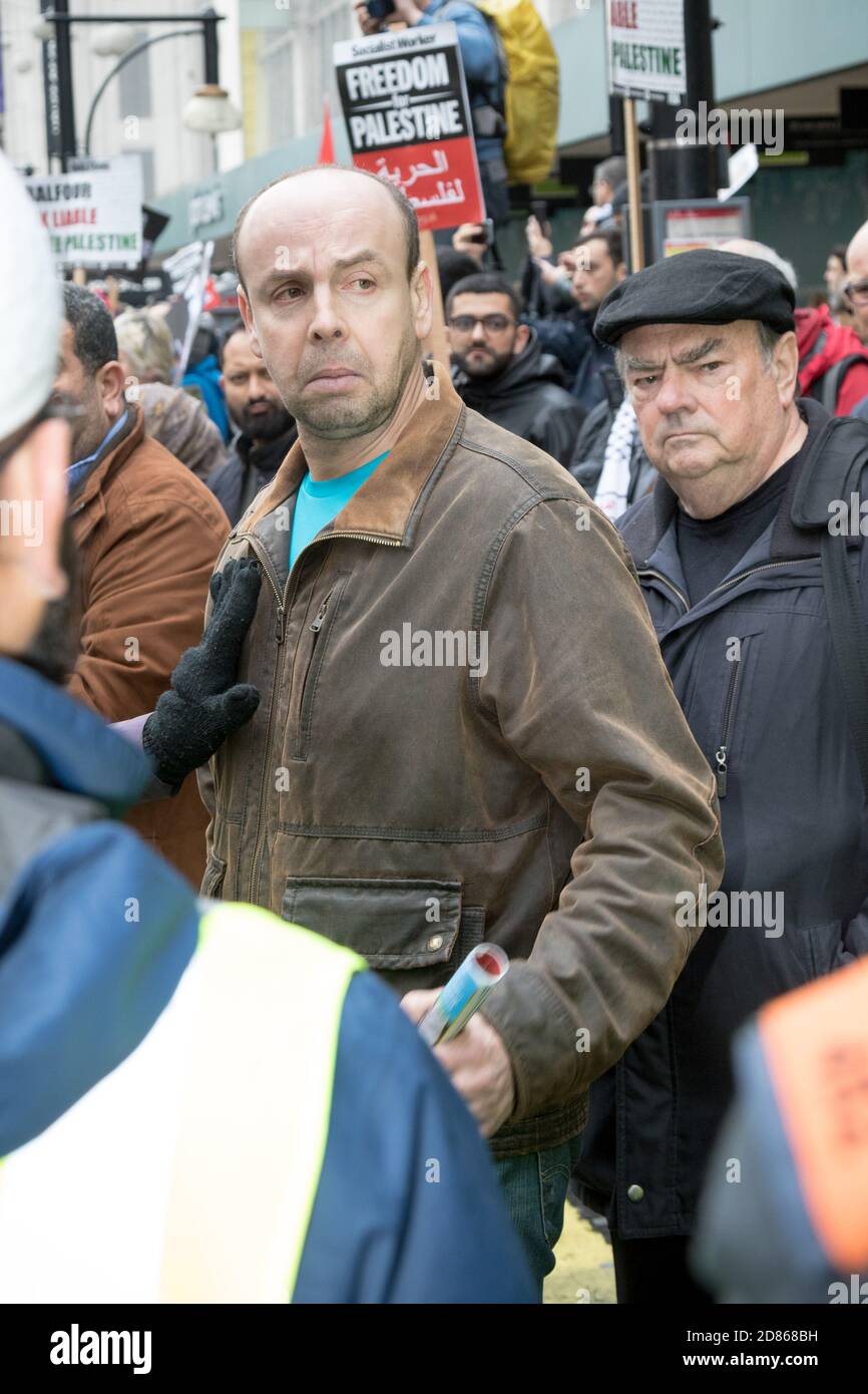 4 novembre 2017, Londres, Royaume-Uni:-un manifestant non identifié repoussé par la police lors d'un rassemblement pro Palisine Banque D'Images