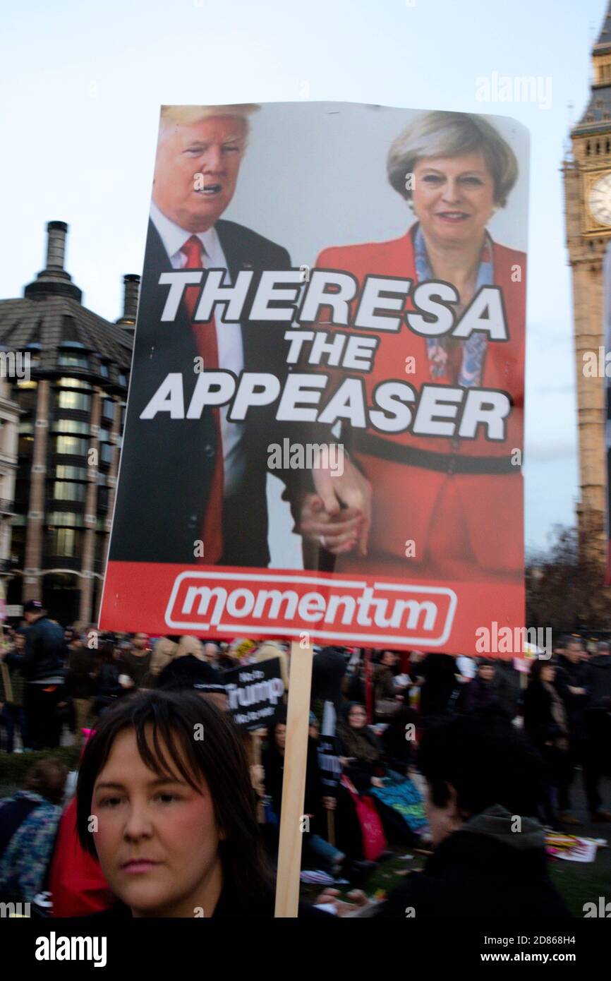 Londonl, Royaume-Uni - 20 février 2017 : des manifestants se rassemblent sur la place Parliment pour protester contre l'invitation faite au président américain Donald Trump Banque D'Images