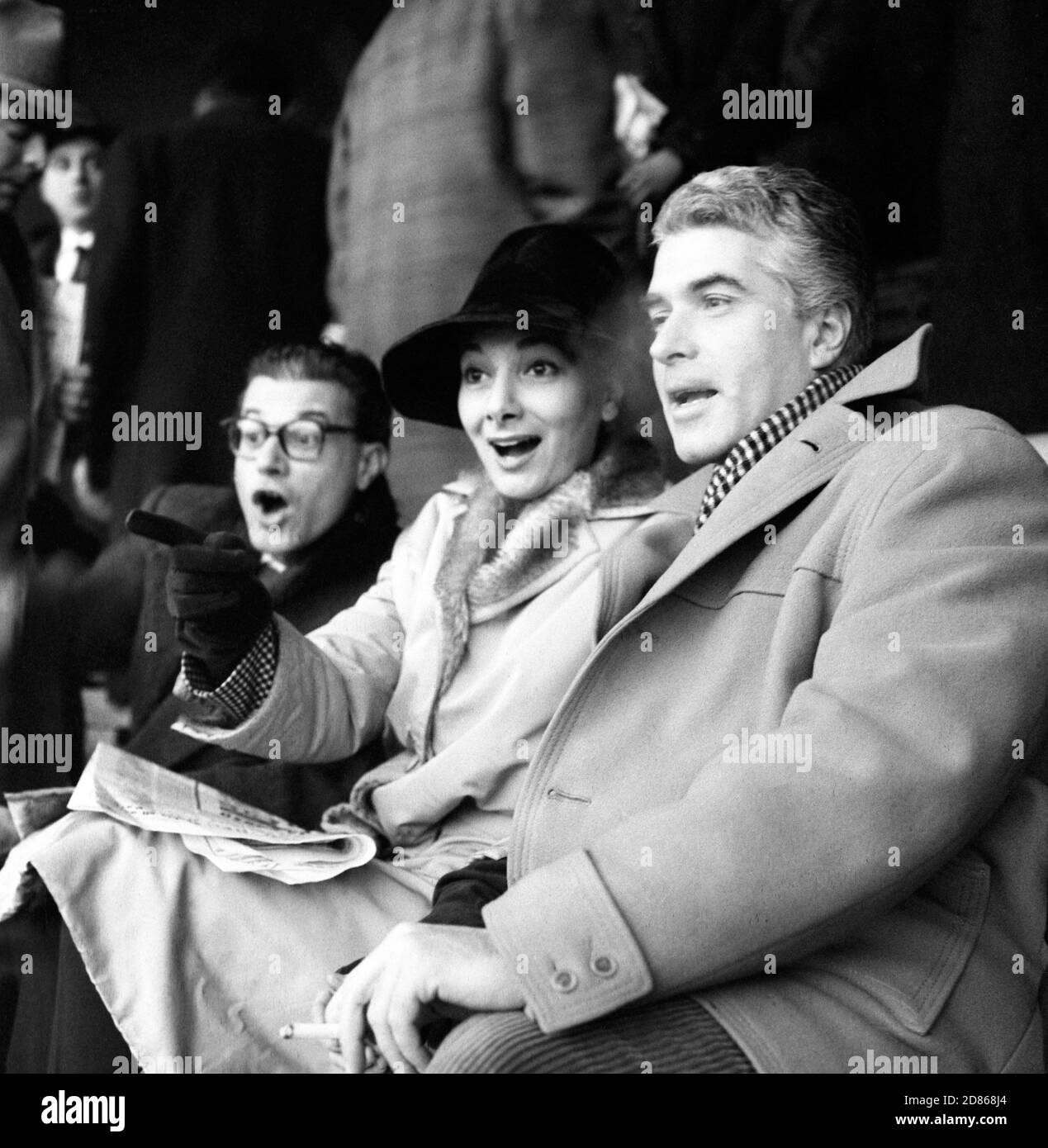 L'actrice Rossella Falk (Rosa Antonia Falzacappa) et le réalisateur Giorgio  Strehler dans le public du match Inter - Roma (0-1), Milan, 31 décembre 1961.  --- l'attrice Rossella Falk (Rosa Antonia Falzacappa) e