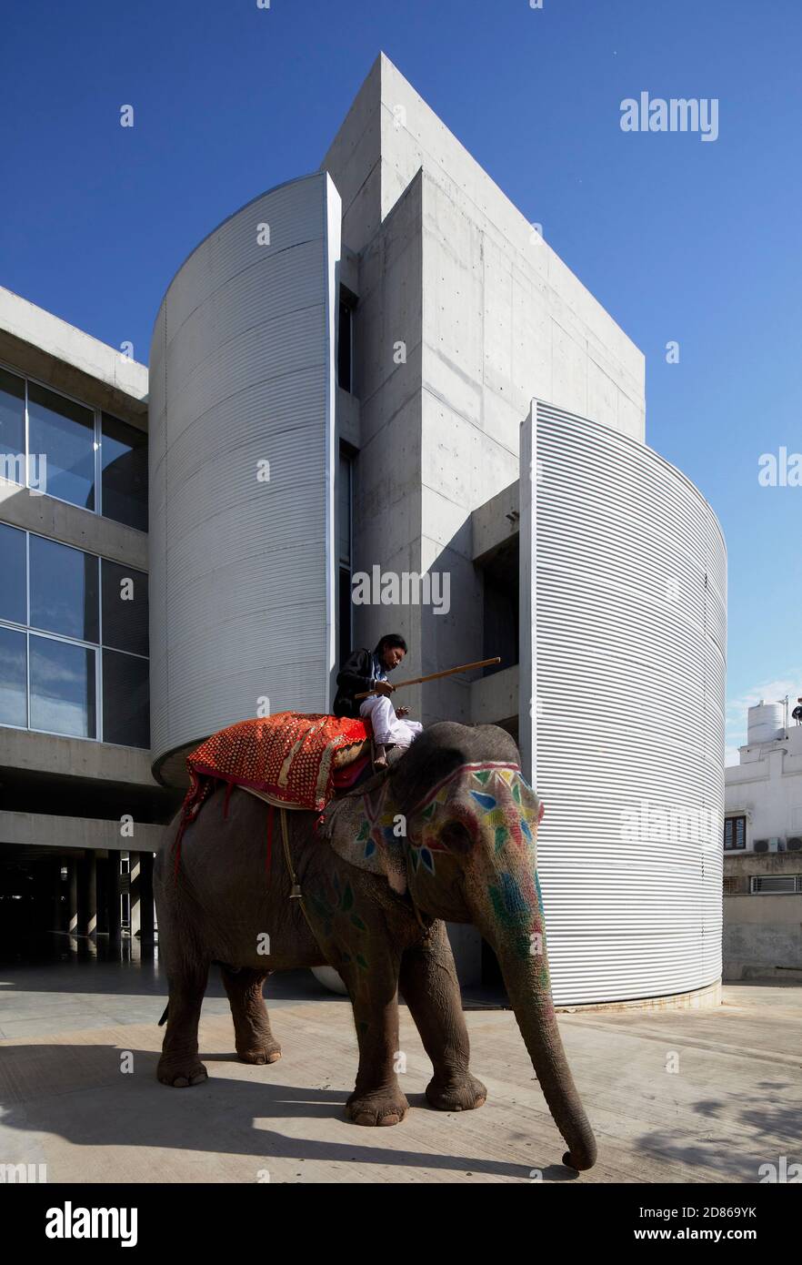 Vue de l'entrée avec éléphant. Gihed Credai, Ahmedabad, Inde. Architecte: Matharoo Associates, 2020. Banque D'Images