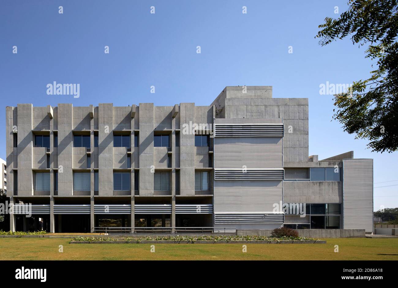 Vue latérale en fin d'après-midi. Gihed Credai, Ahmedabad, Inde. Architecte: Matharoo Associates, 2020. Banque D'Images