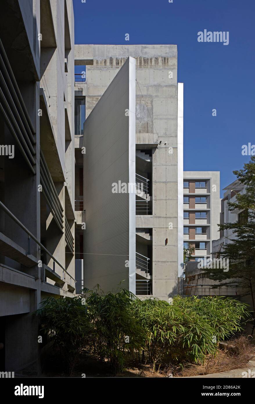 Vue latérale avec paroi mobile. Gihed Credai, Ahmedabad, Inde. Architecte: Matharoo Associates, 2020. Banque D'Images