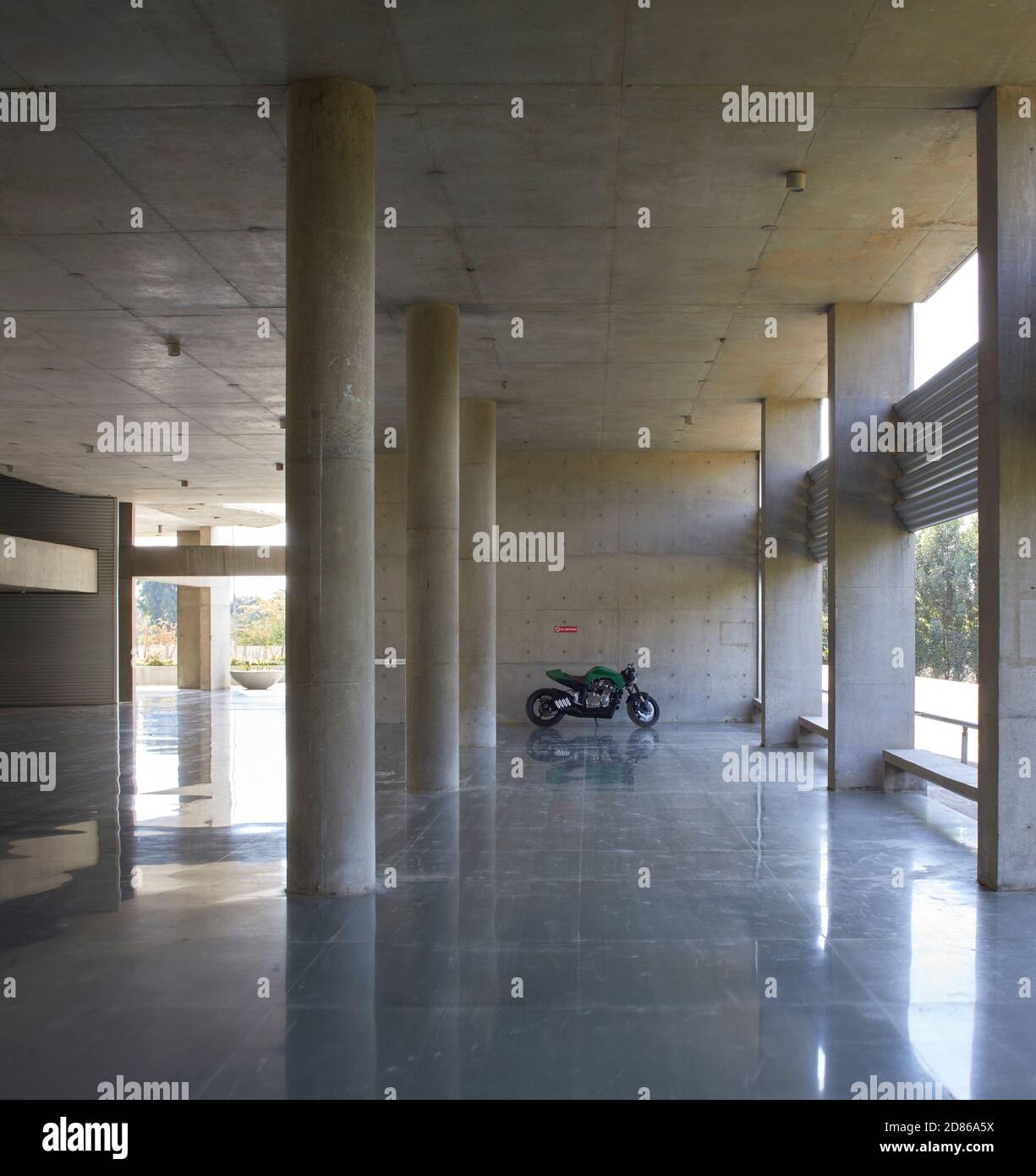 Espace ouvert au rez-de-chaussée. Gihed Credai, Ahmedabad, Inde. Architecte: Matharoo Associates, 2020. Banque D'Images