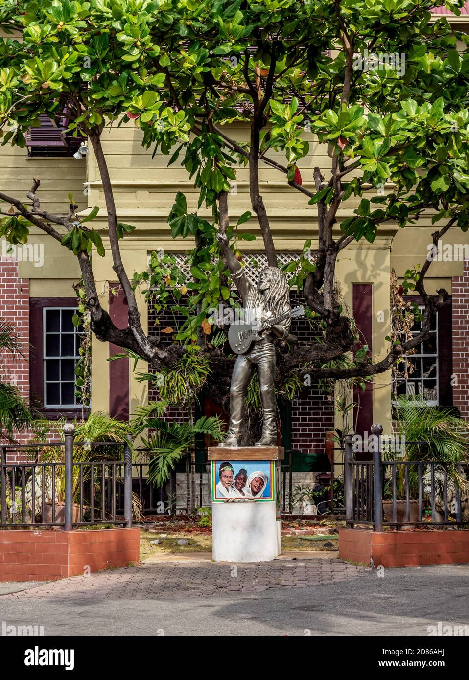 Statue de Bob Marley devant le musée Bob Marley, 56 Hope Road, Kingston, paroisse de Saint Andrew, Jamaïque Banque D'Images