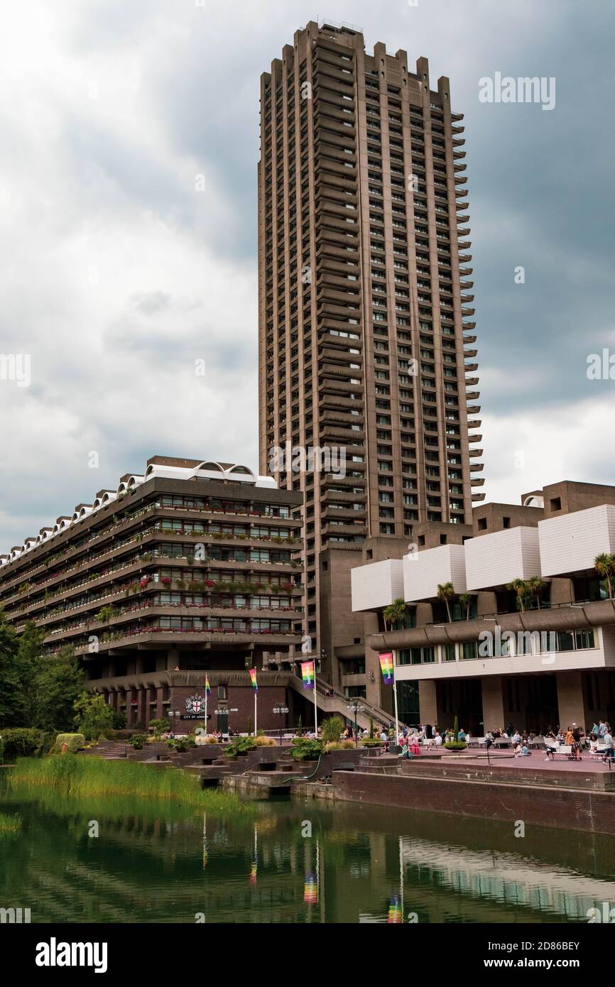 Londres, Royaume-Uni, 3 août 2019:- UNE vue sur le Barbican Estate un immeuble brutaliste dans la City de Londres Banque D'Images