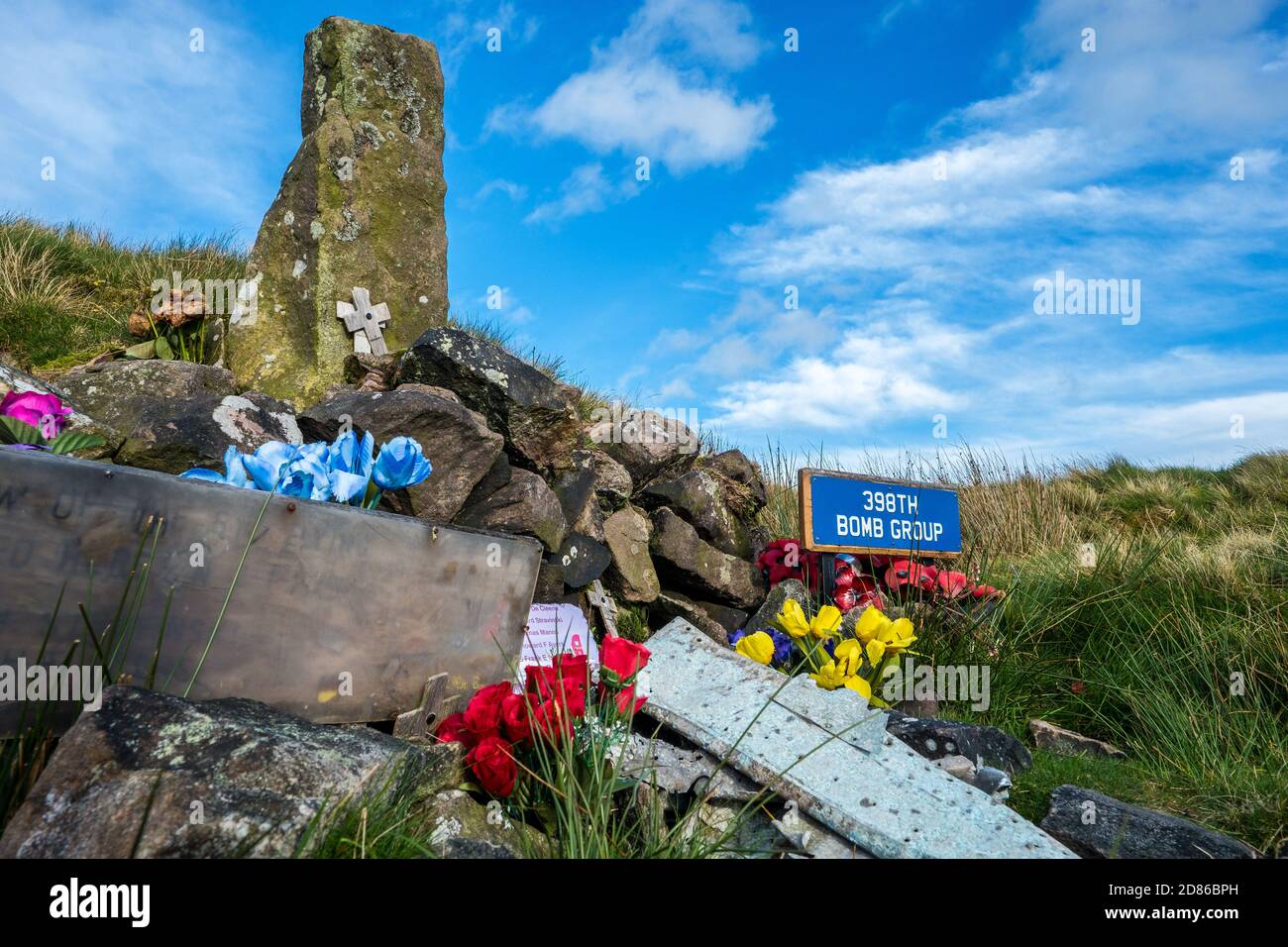 Mémorial informel à l'équipage d'une forteresse de vol de la Seconde Guerre mondiale Qui s'est écrasé sur les landes du Peak District Banque D'Images